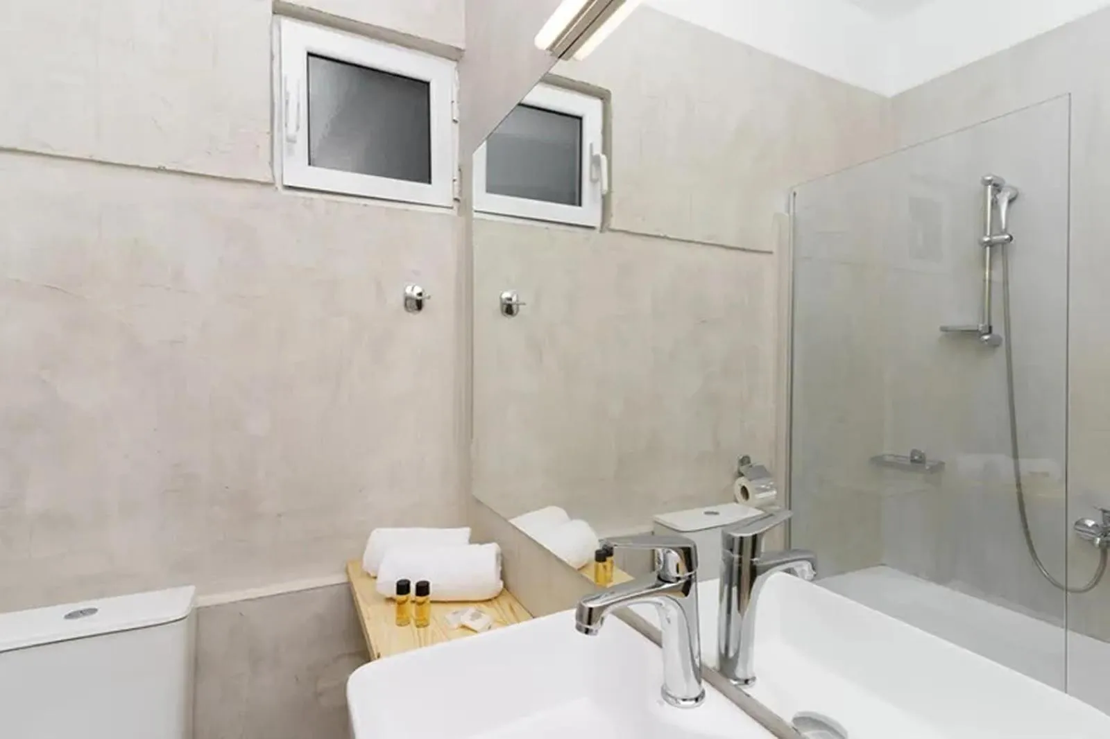 Bathroom in Calamos Beach Family Club