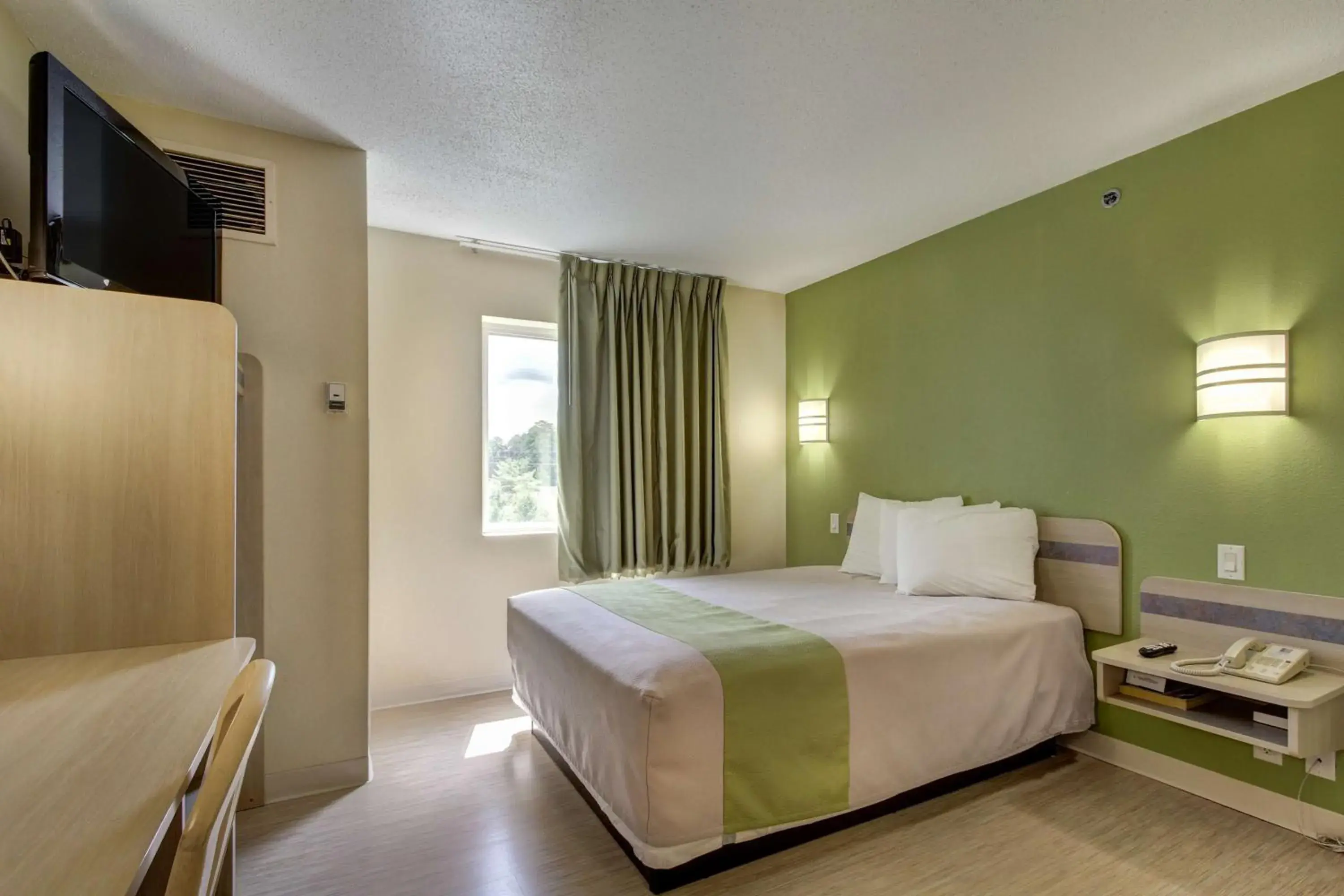 Queen Room - Non-Smoking in Motel 6-Medina, OH - Cleveland Queen Room - Non-Smoking in Motel 6-Medina, OH - Cleveland