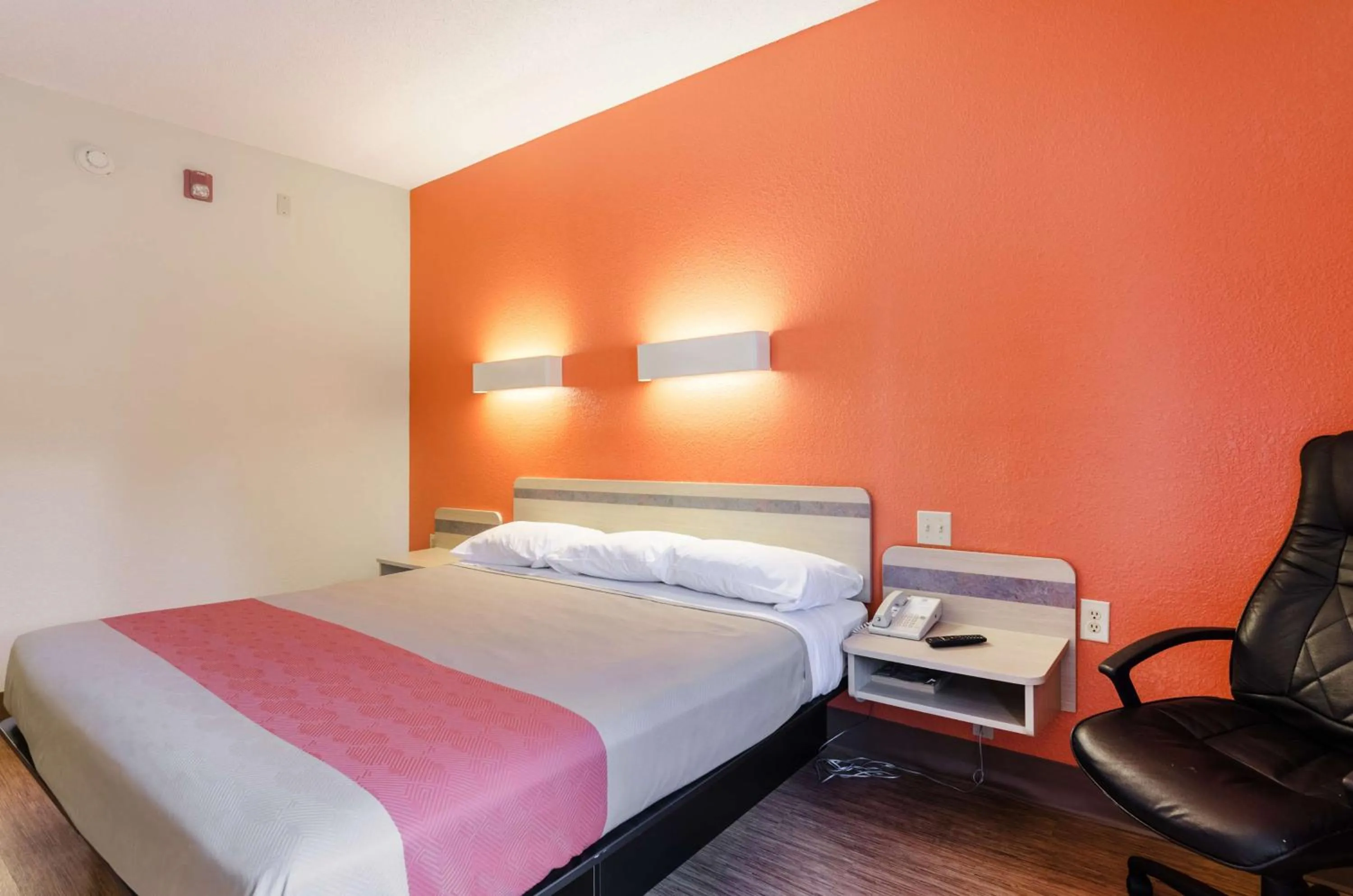 Photo of the whole room, Bed in Motel 6-Bristol, VA