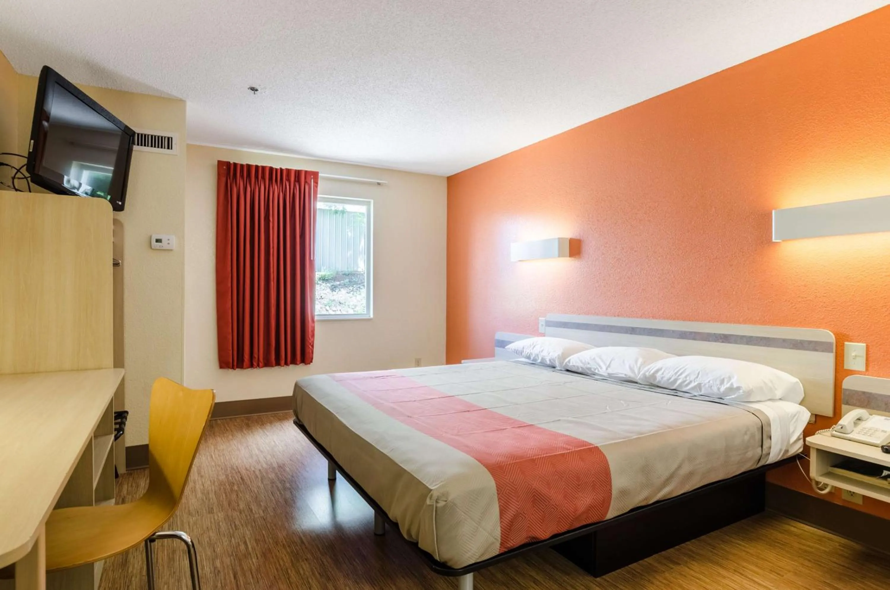 Photo of the whole room, Bed in Motel 6-Bristol, VA