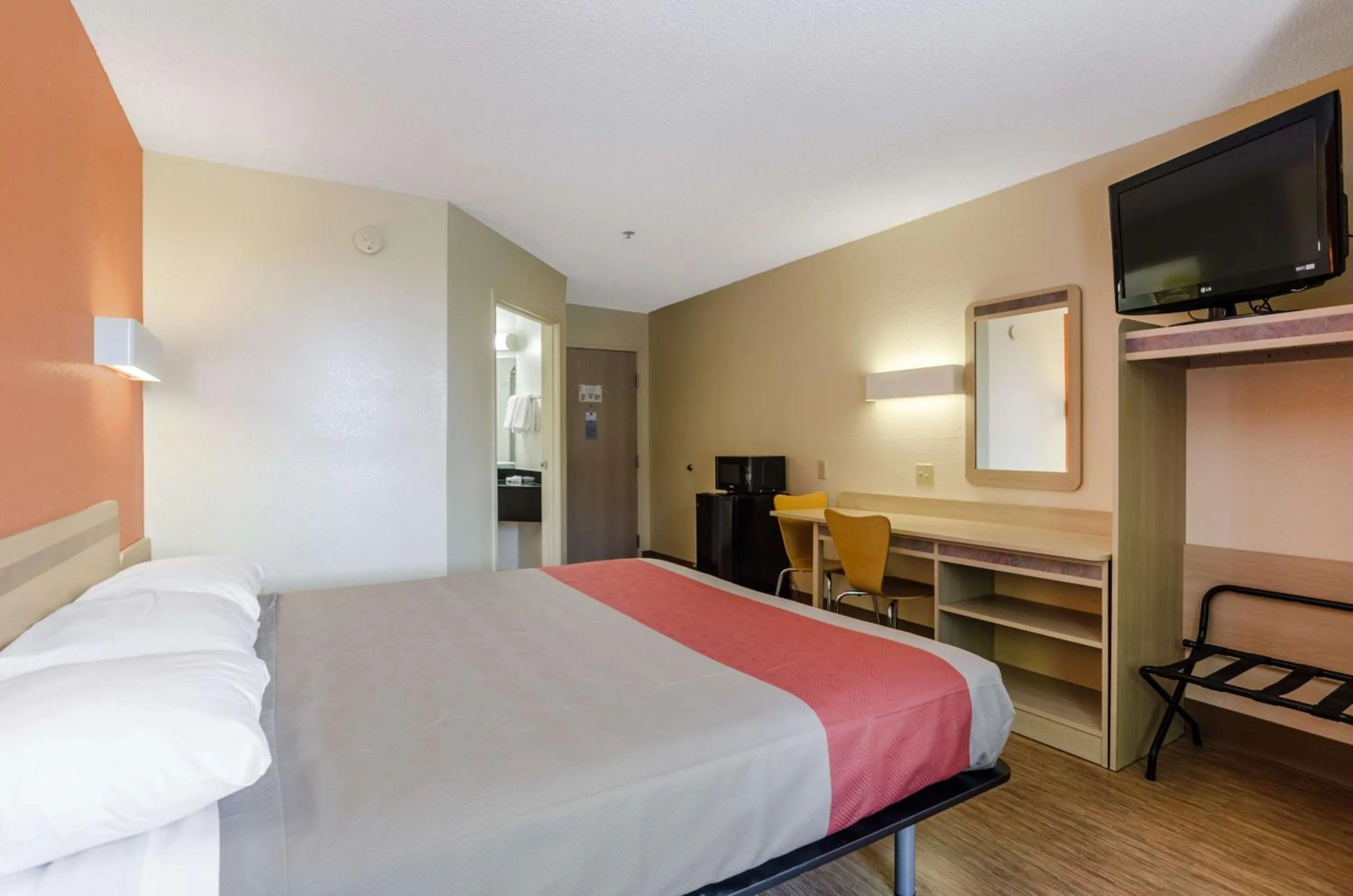 Photo of the whole room, Bed in Motel 6-Bristol, VA