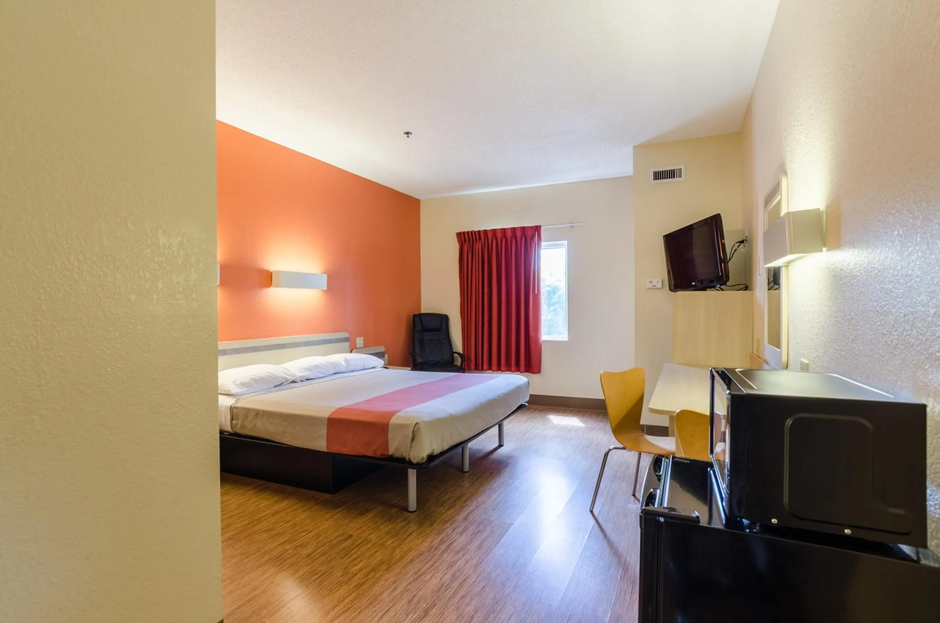 Bedroom, Bed in Motel 6-Bristol, VA