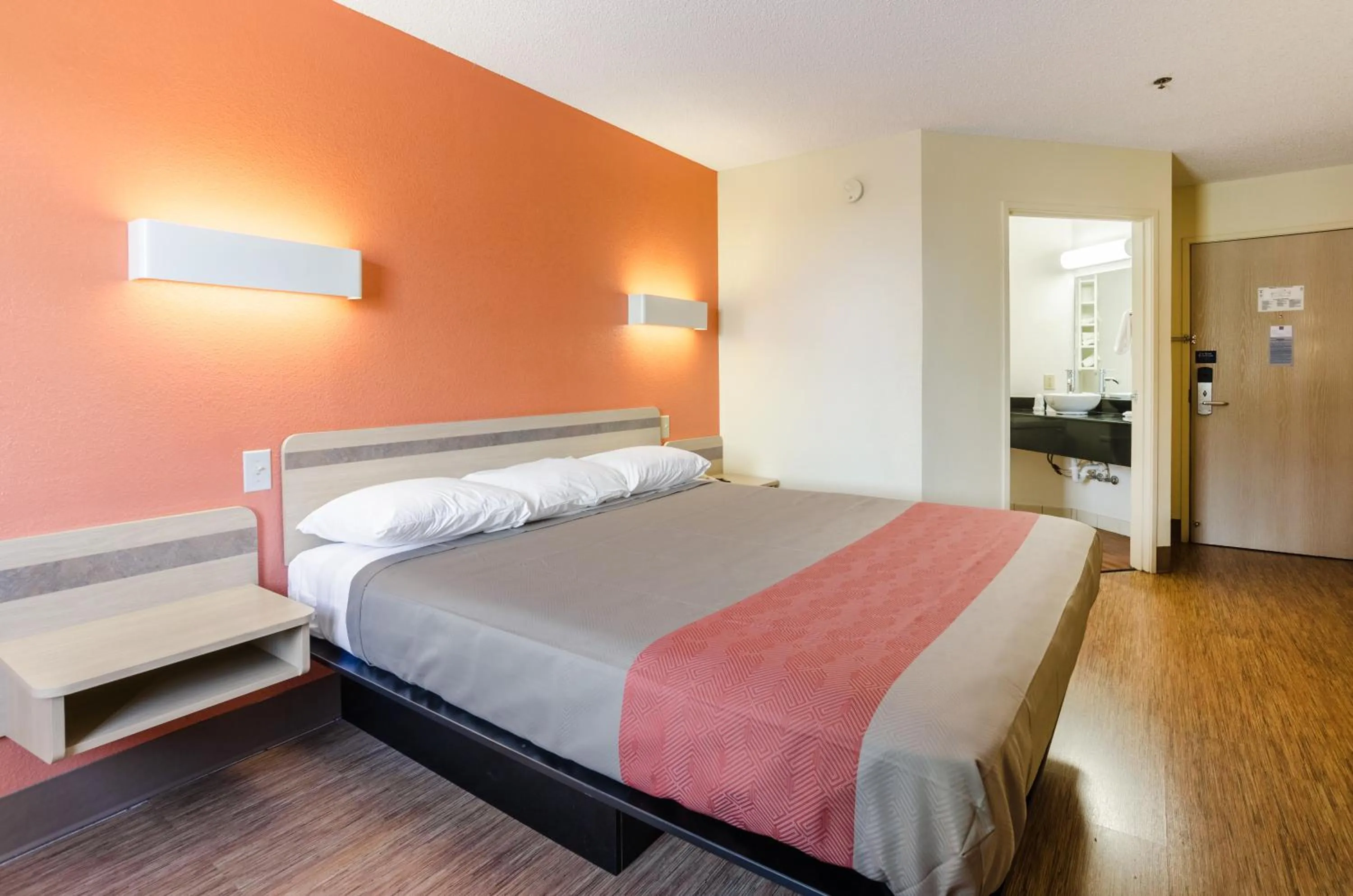 Bedroom, Bed in Motel 6-Bristol, VA