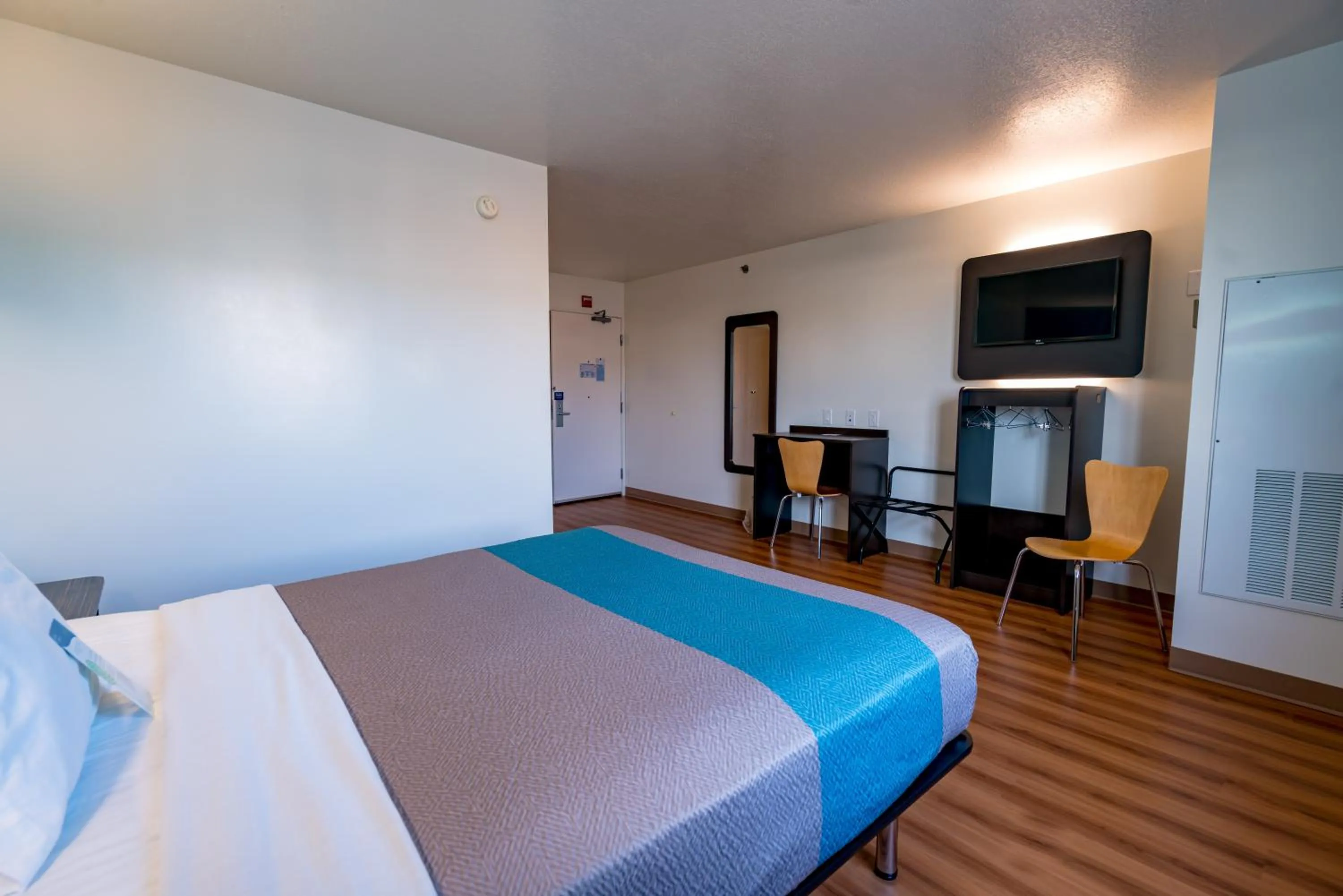 Bedroom, Bed in Motel 6-Pottstown, PA