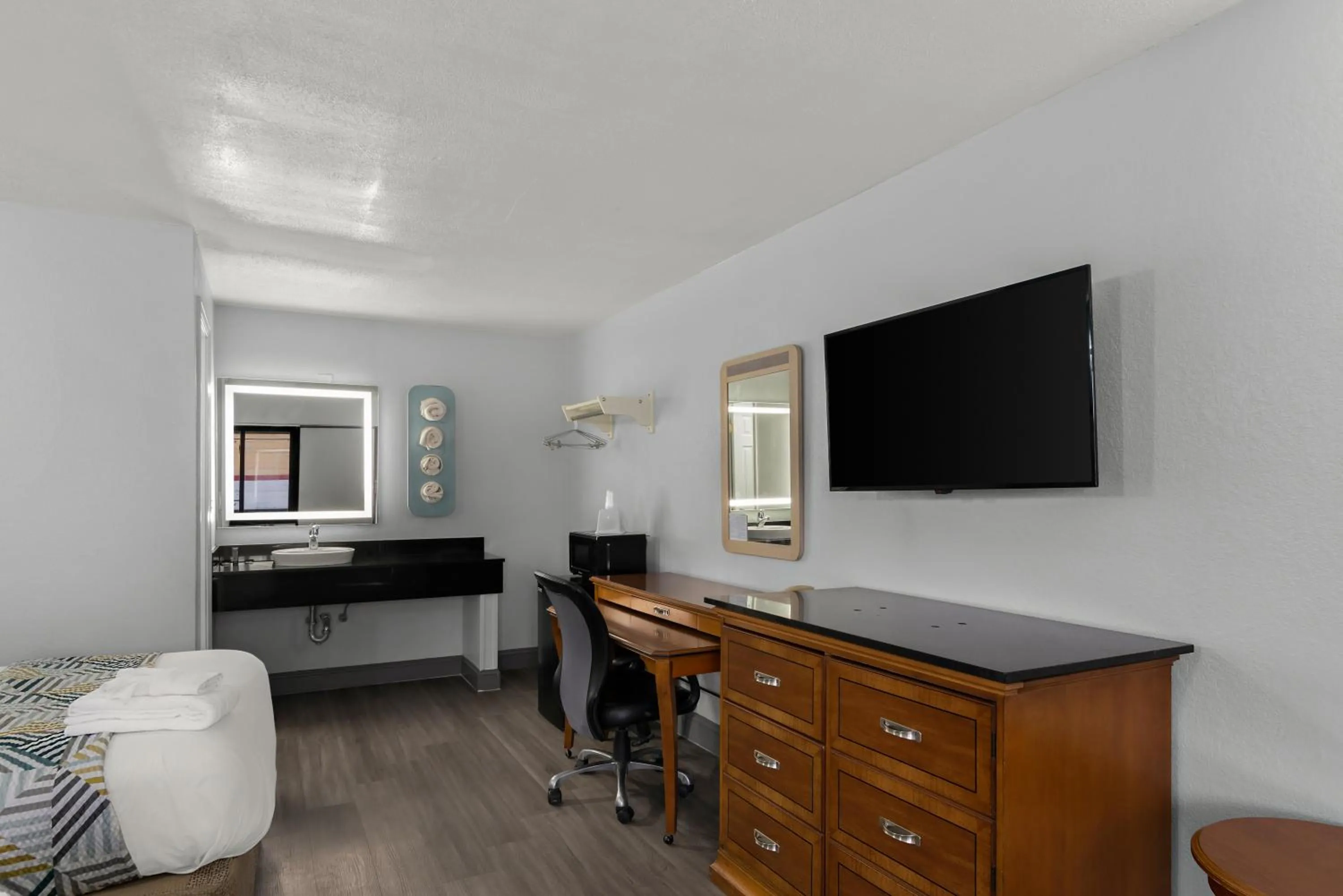 TV and multimedia in Americas Best Value Inn Bangor