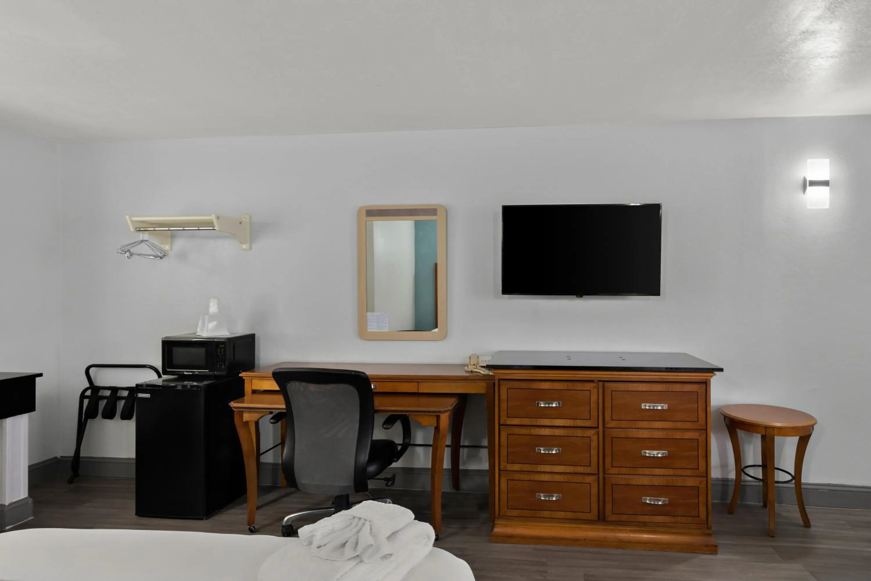 TV and multimedia in Americas Best Value Inn Bangor