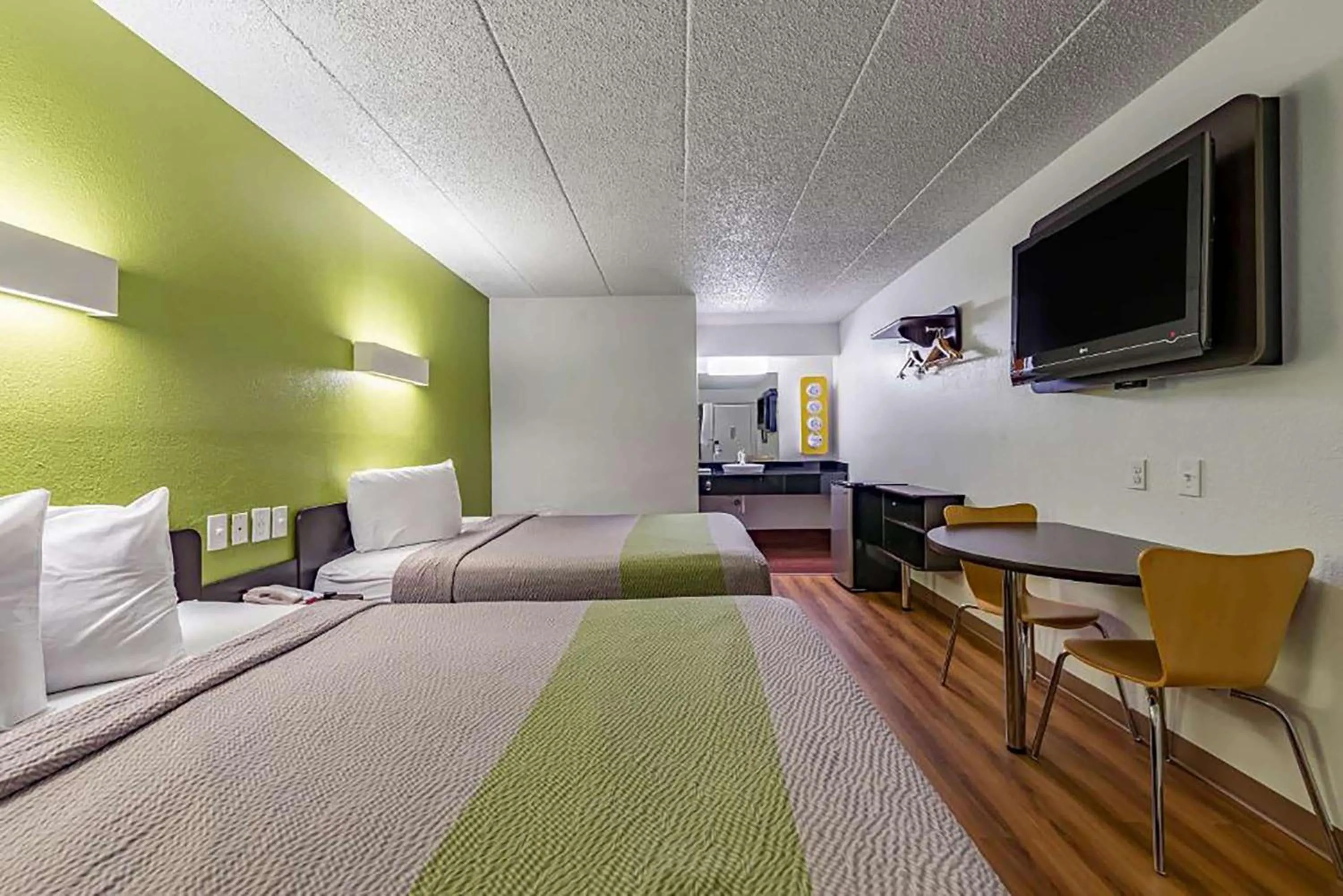 Photo of the whole room, Bed in Days Inn by Wyndham Cincinnati I-71