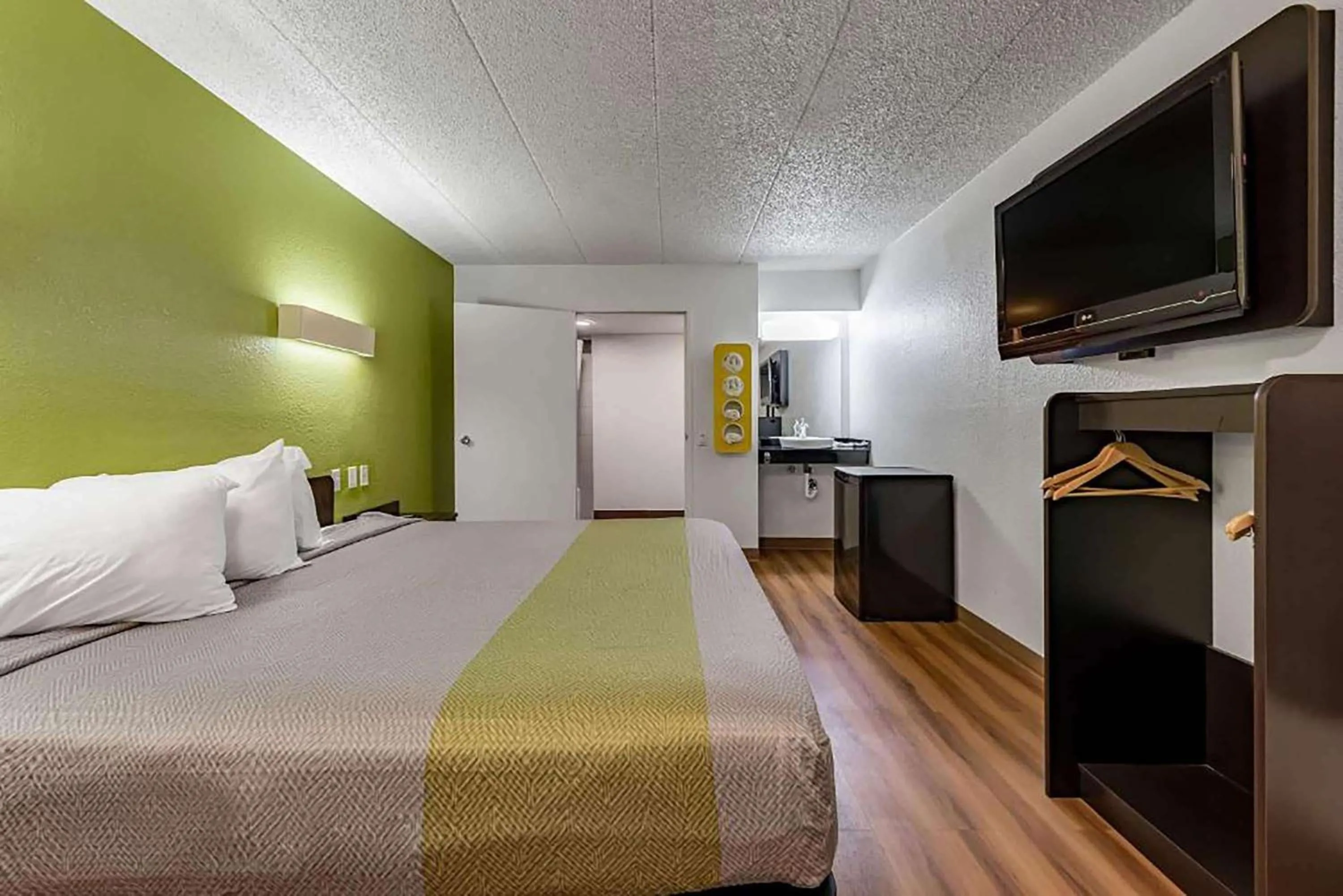 Photo of the whole room, Bed in Days Inn by Wyndham Cincinnati I-71