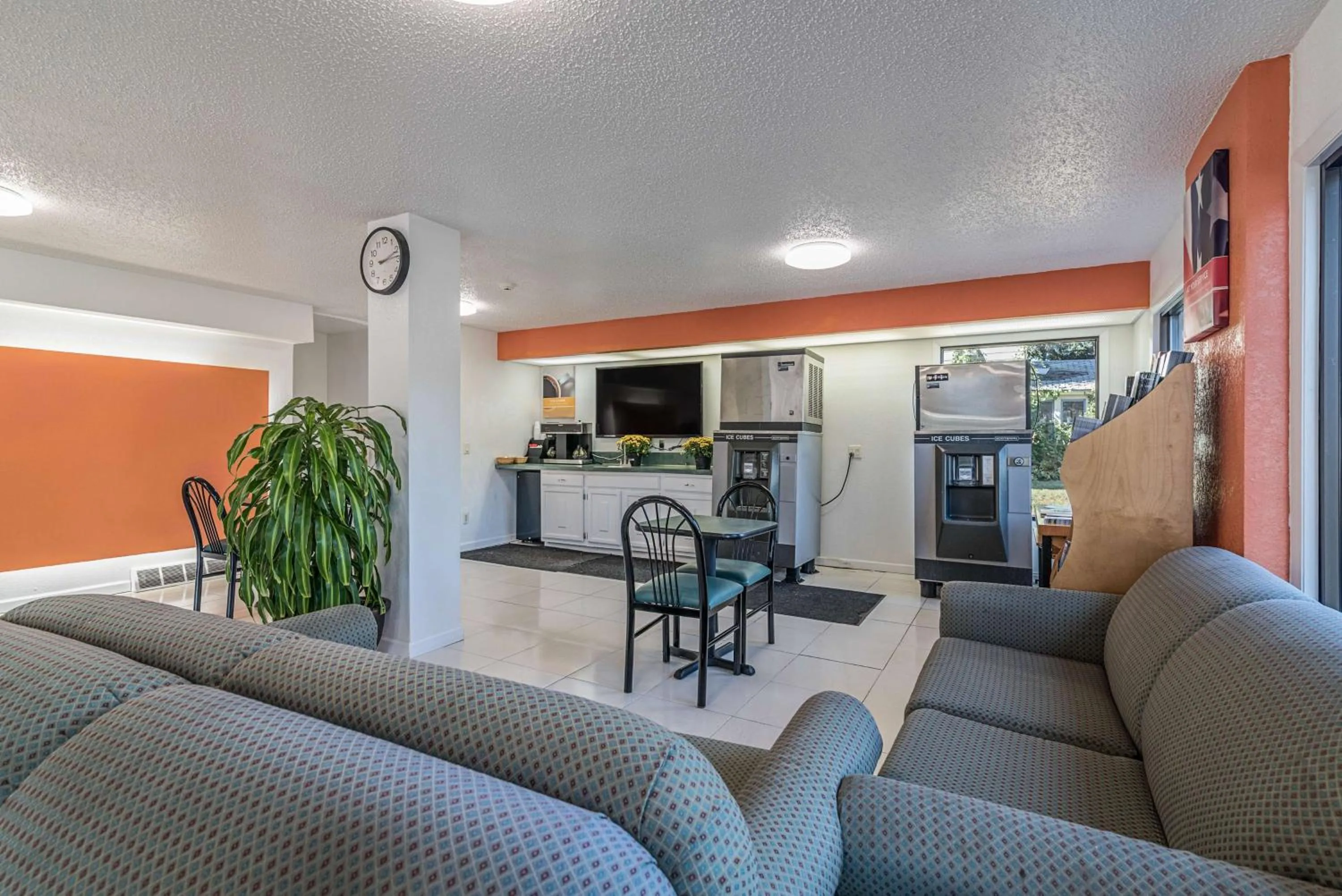 Communal lounge/ TV room in MOTEL 6 - Albany, NY - Airport