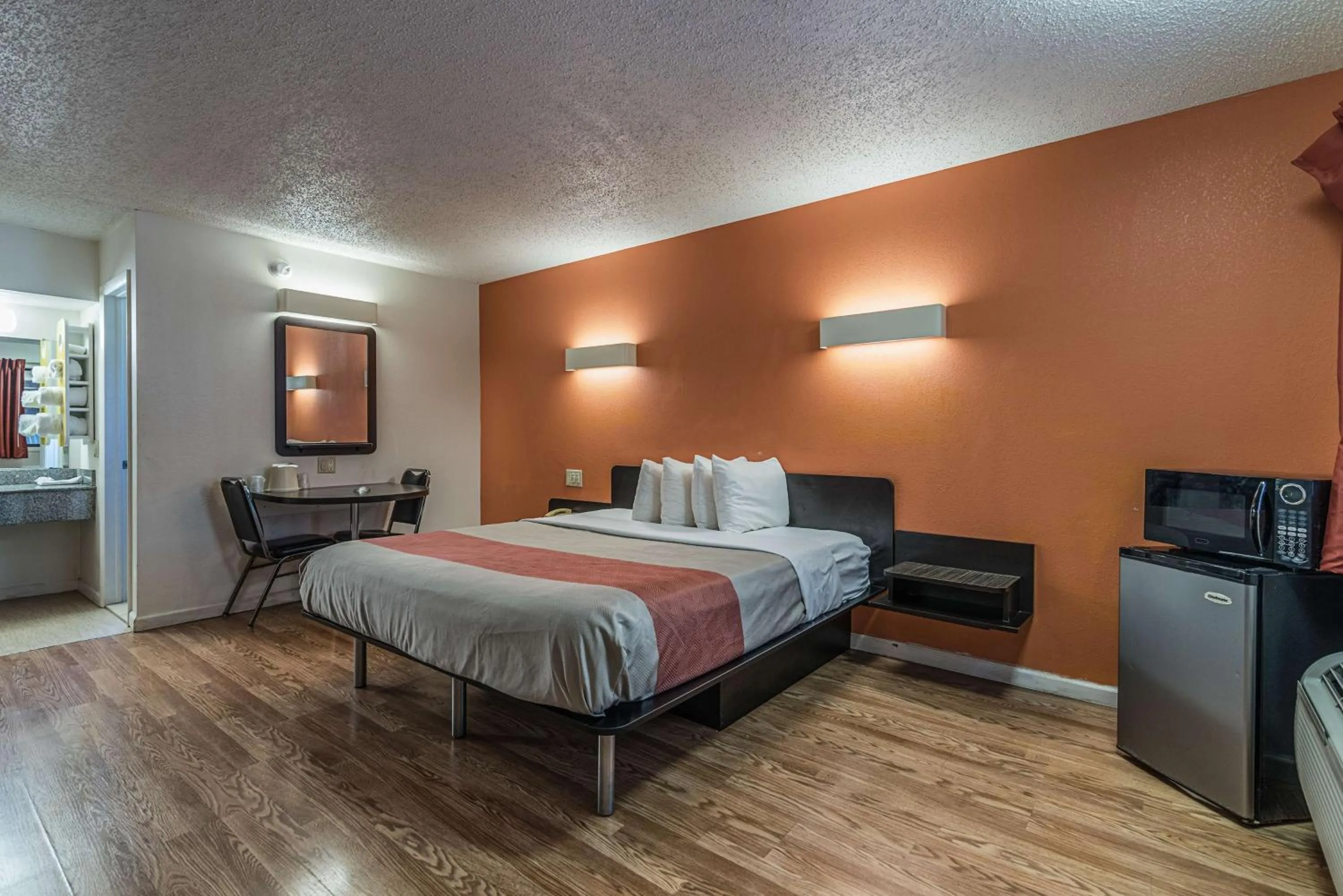 TV and multimedia, Bed in MOTEL 6 - Albany, NY - Airport