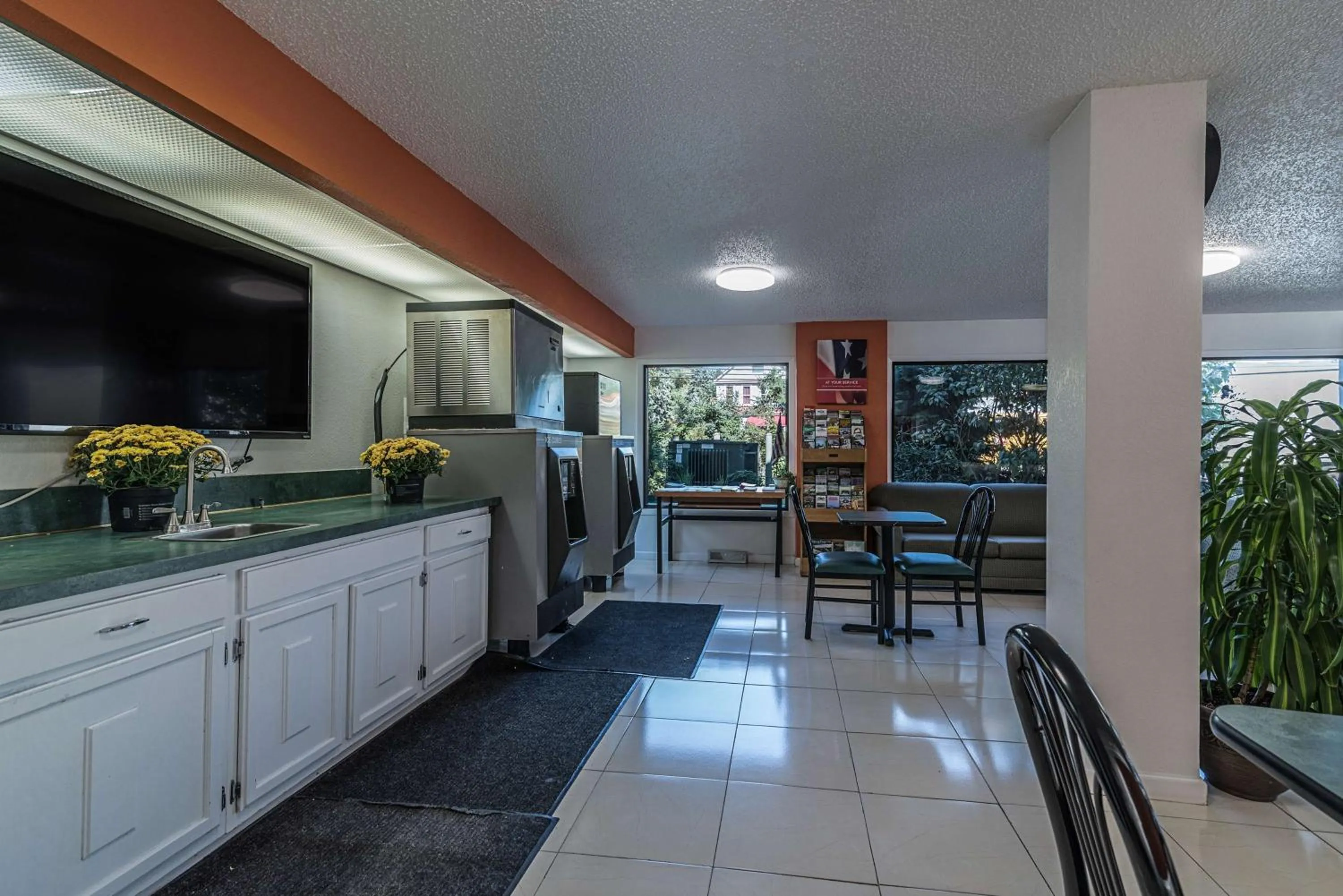 Communal lounge/ TV room in MOTEL 6 - Albany, NY - Airport