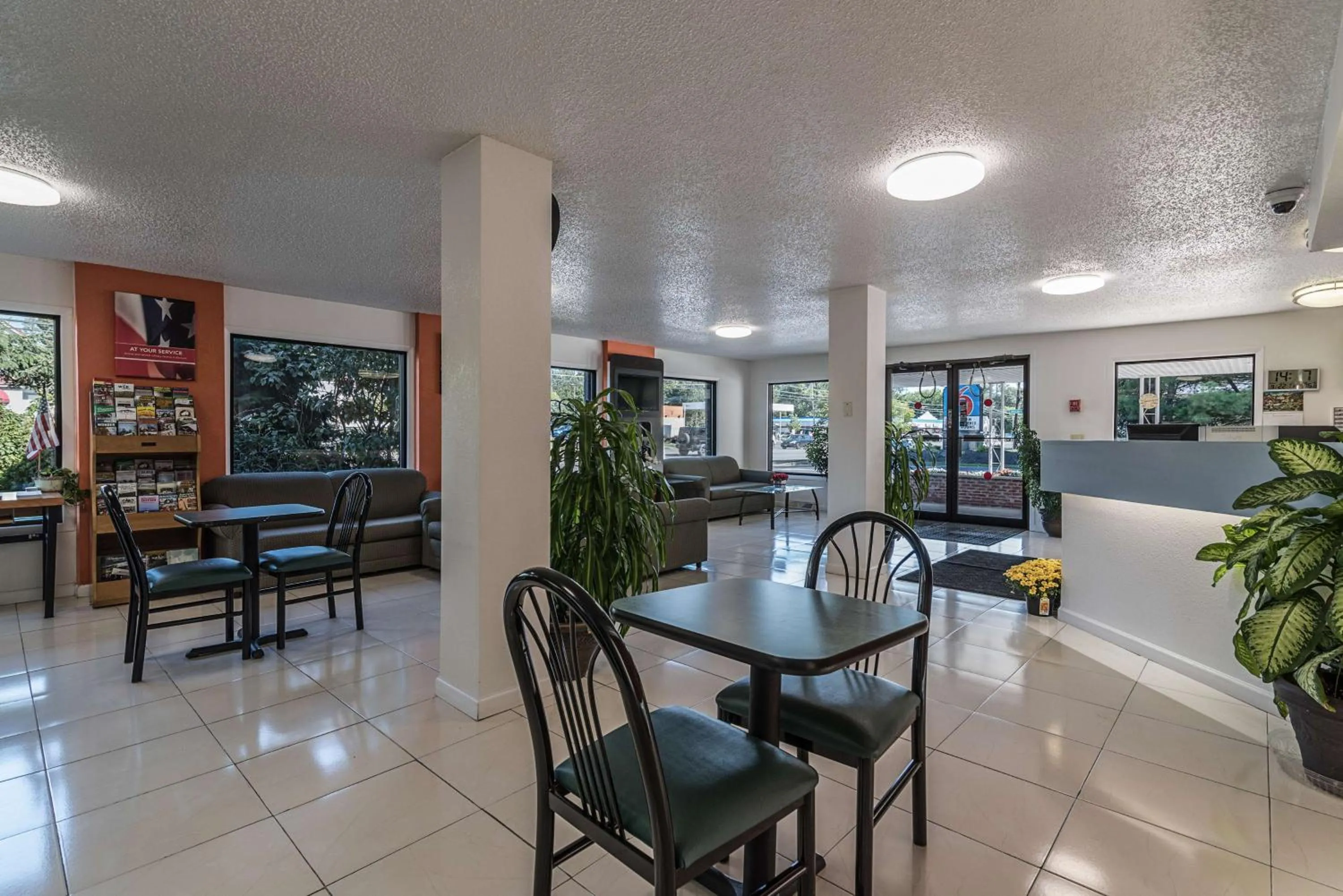 Communal lounge/ TV room in MOTEL 6 - Albany, NY - Airport