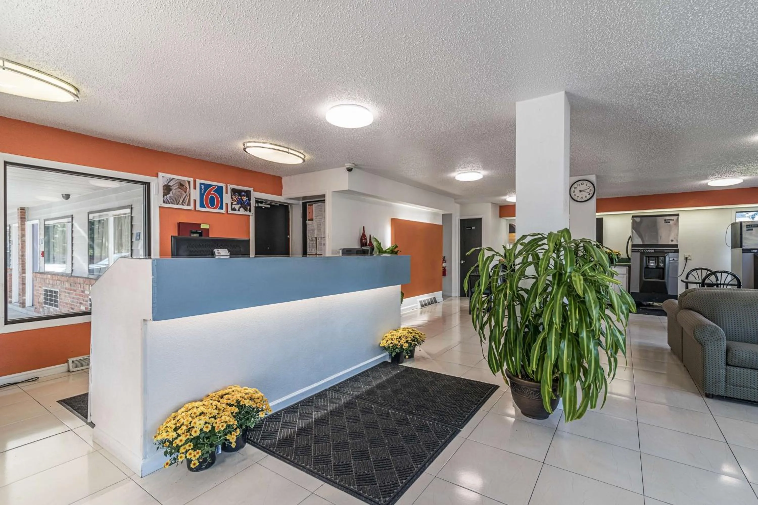 Property logo or sign in MOTEL 6 - Albany, NY - Airport