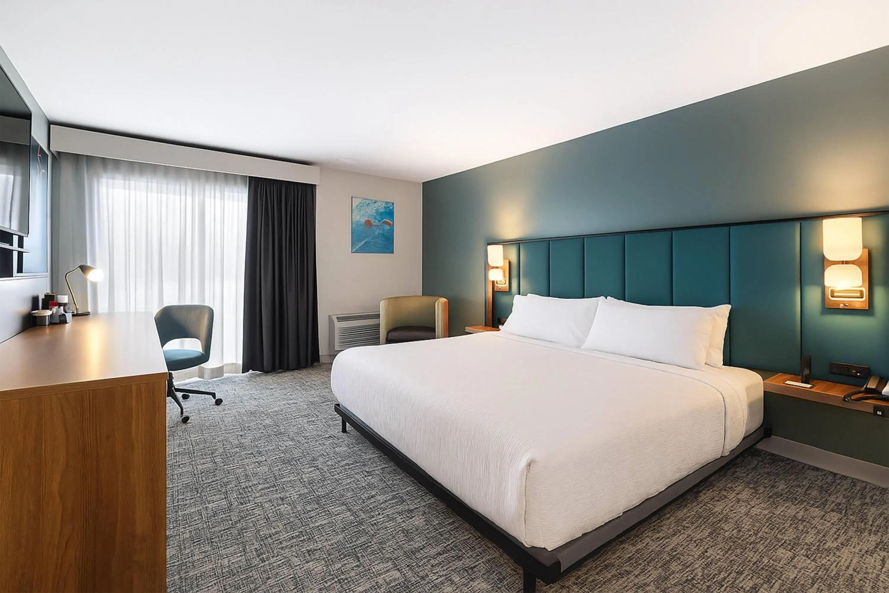 Photo of the whole room, Bed in Wingate by Wyndham Geneva at SPIRE Academy