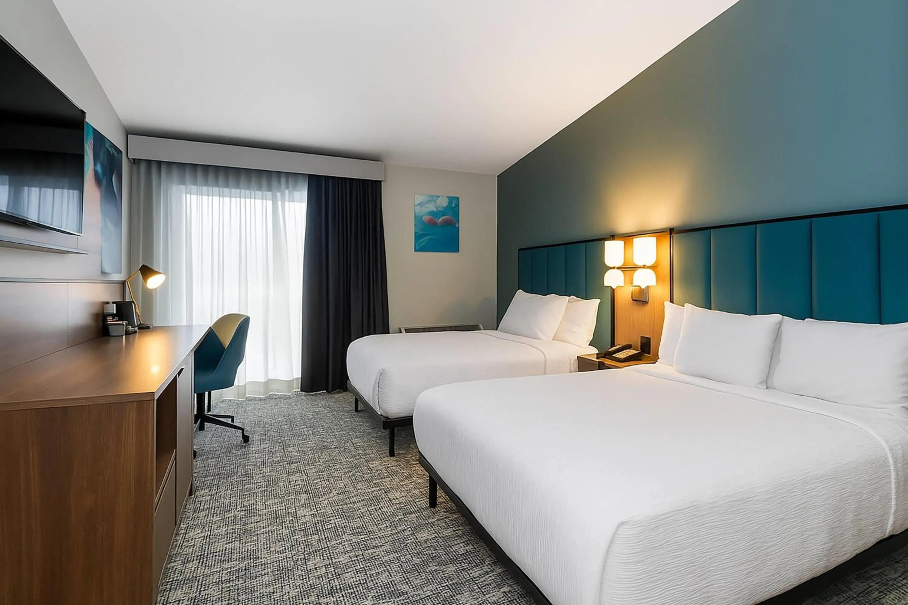 Photo of the whole room, Bed in Wingate by Wyndham Geneva at SPIRE Academy