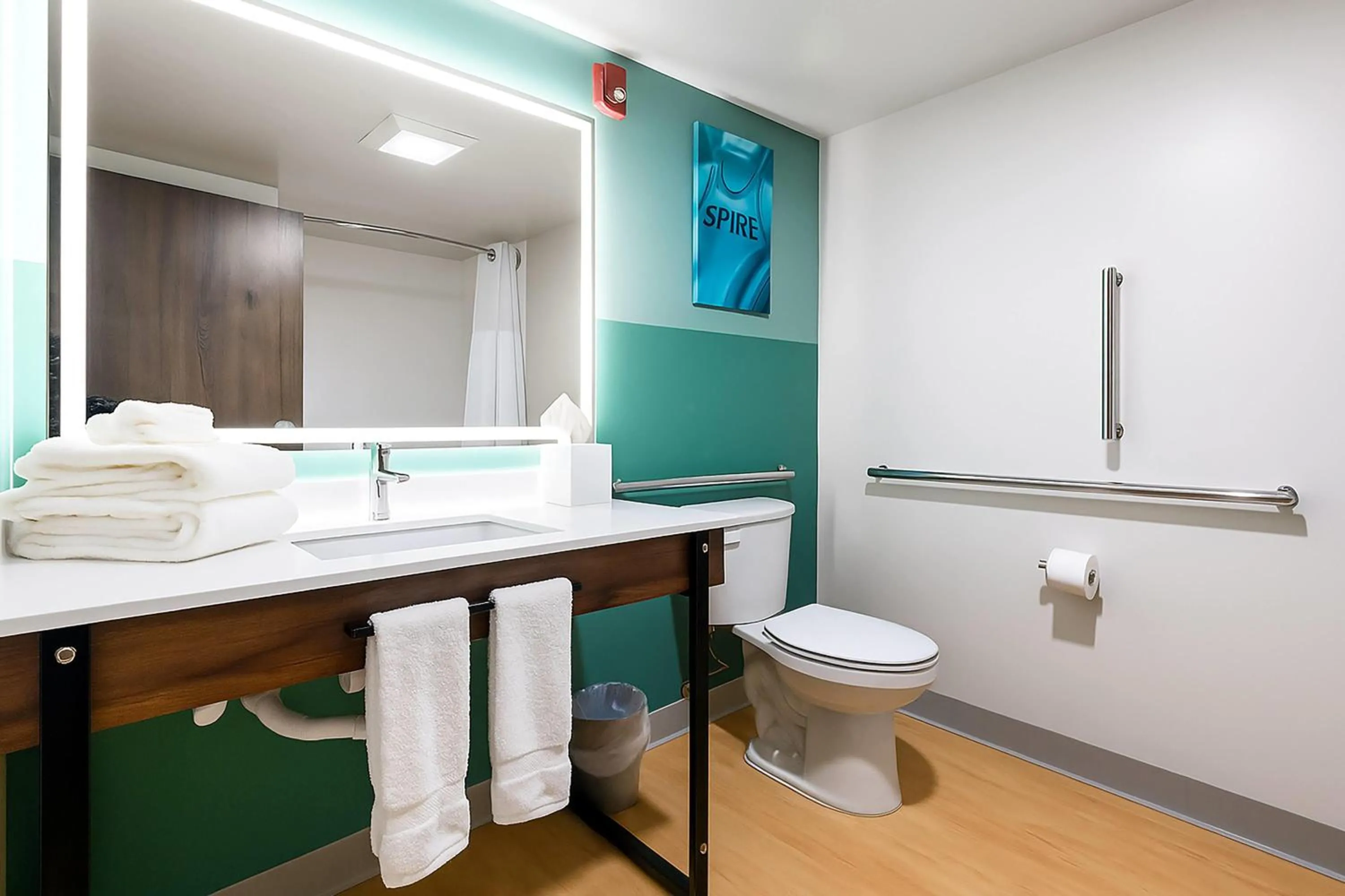 Bathroom in Wingate by Wyndham Geneva at SPIRE Academy