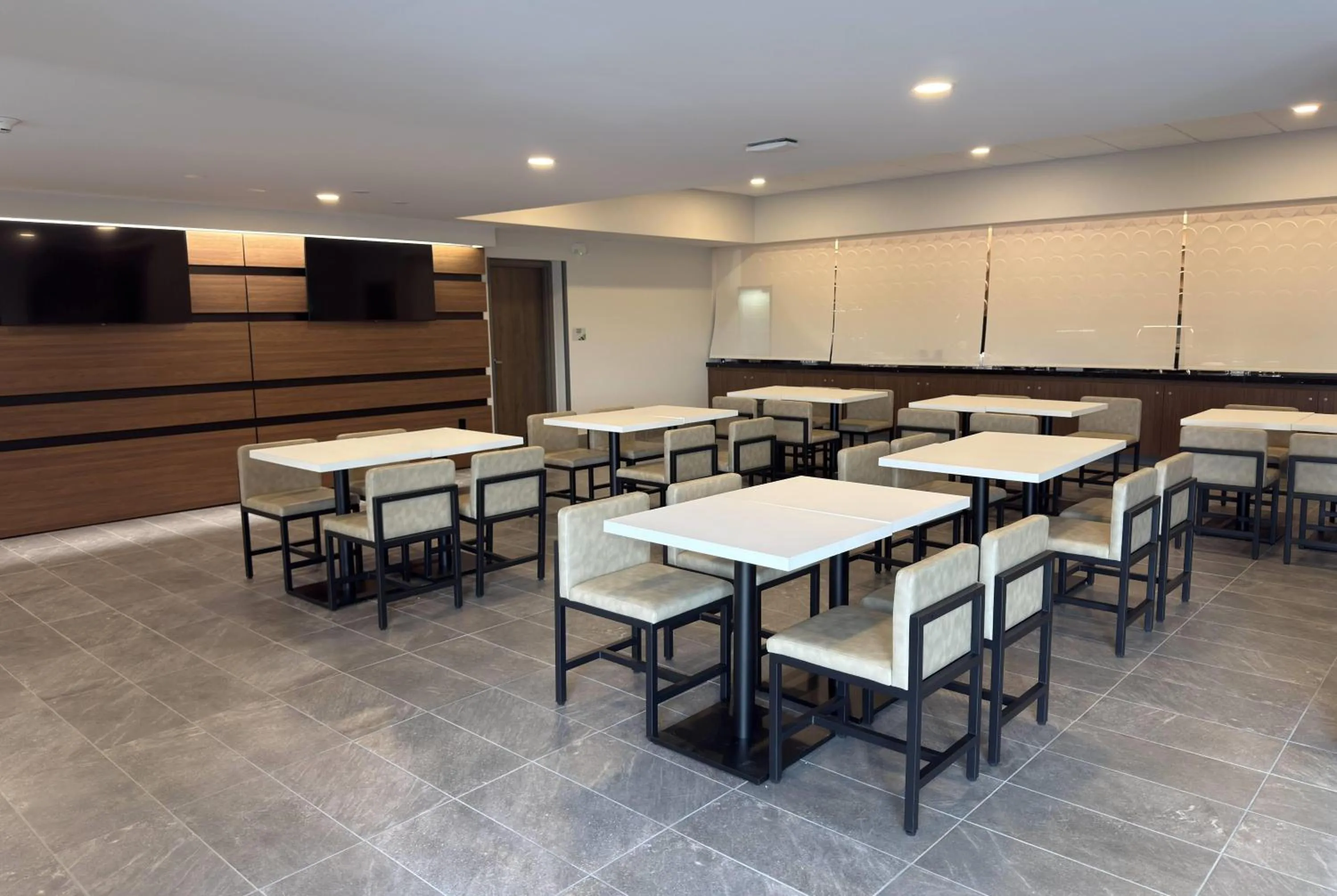 Breakfast in Wingate by Wyndham Geneva at SPIRE Academy