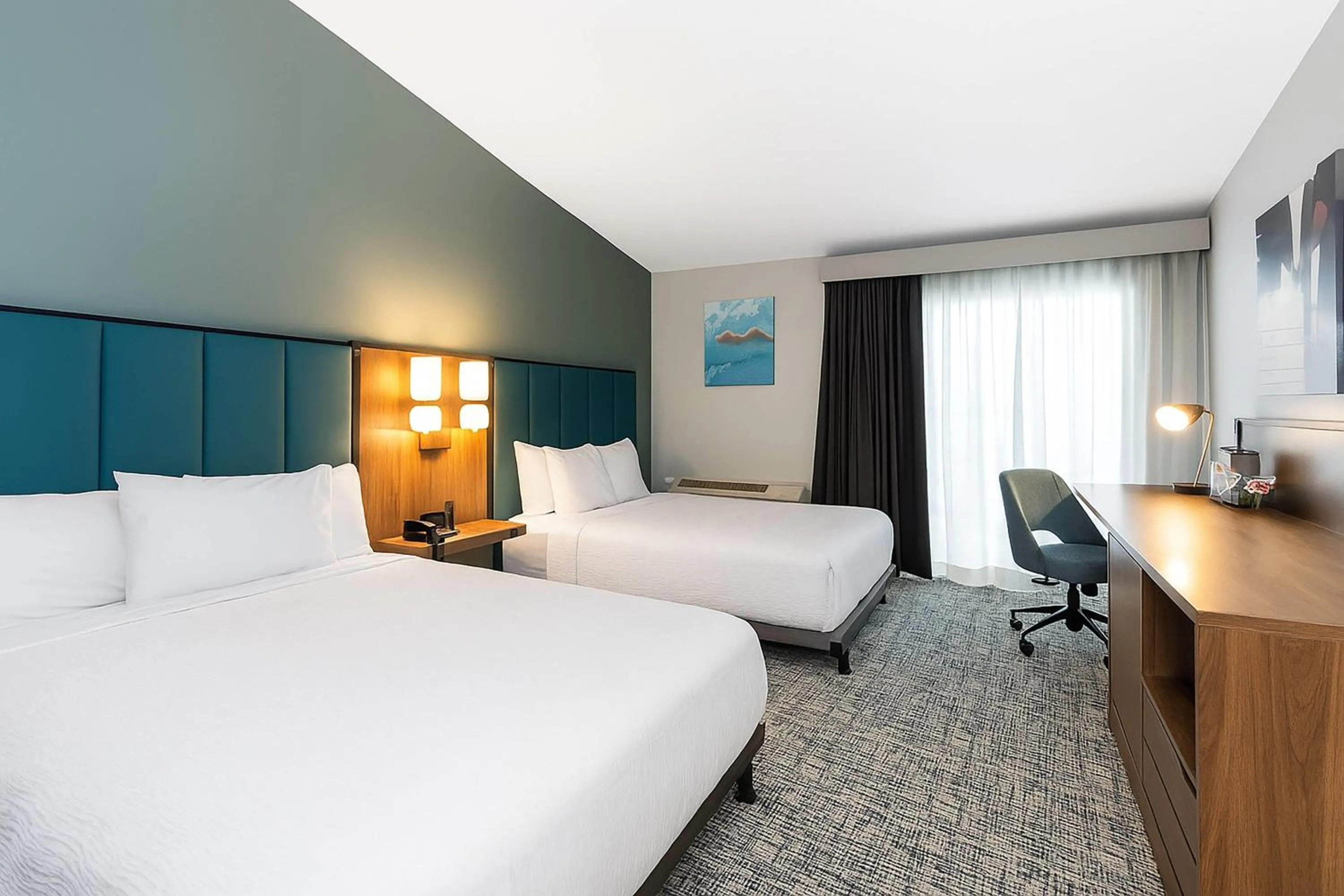 Photo of the whole room, Bed in Wingate by Wyndham Geneva at SPIRE Academy