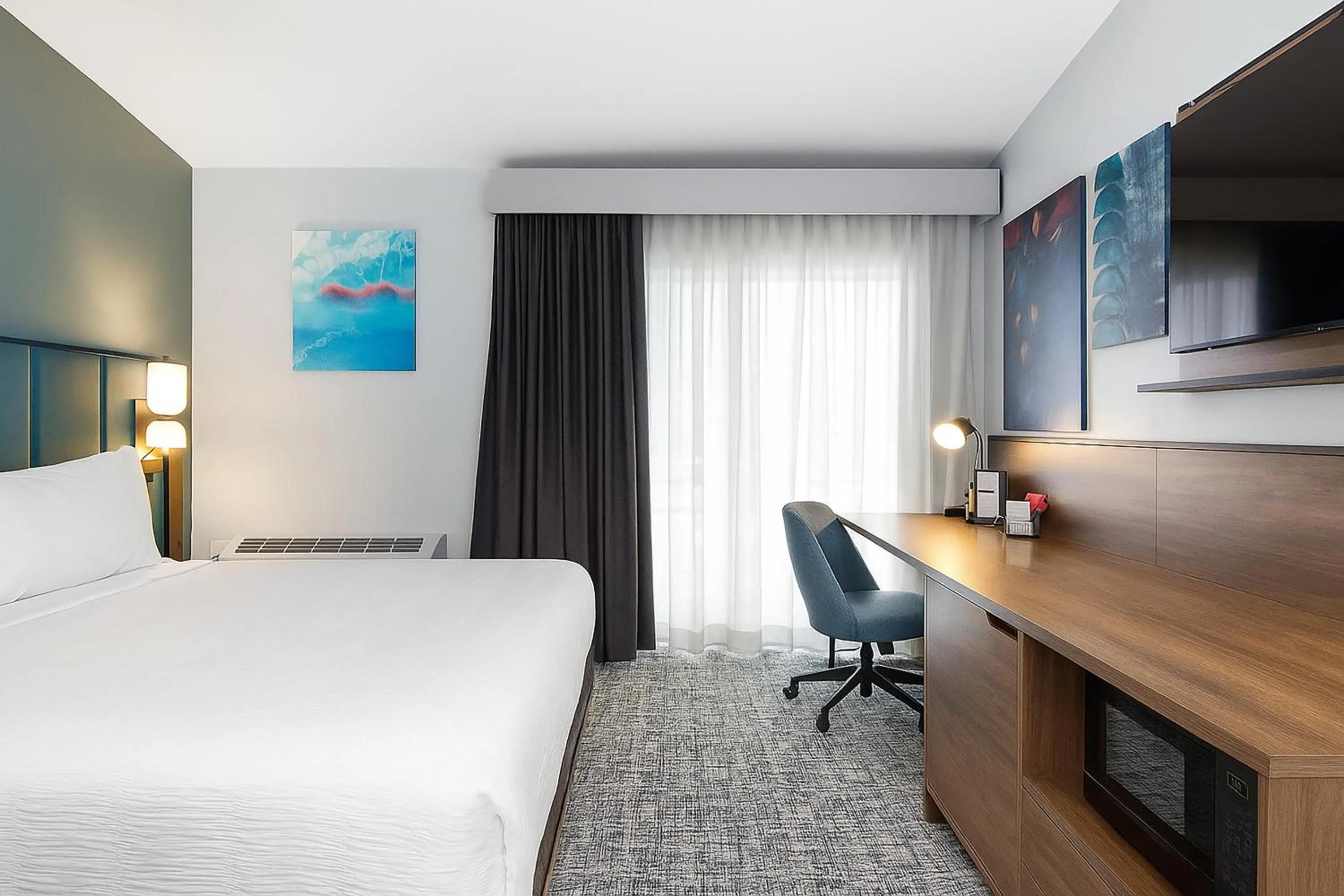 Bedroom, Bed in Wingate by Wyndham Geneva at SPIRE Academy