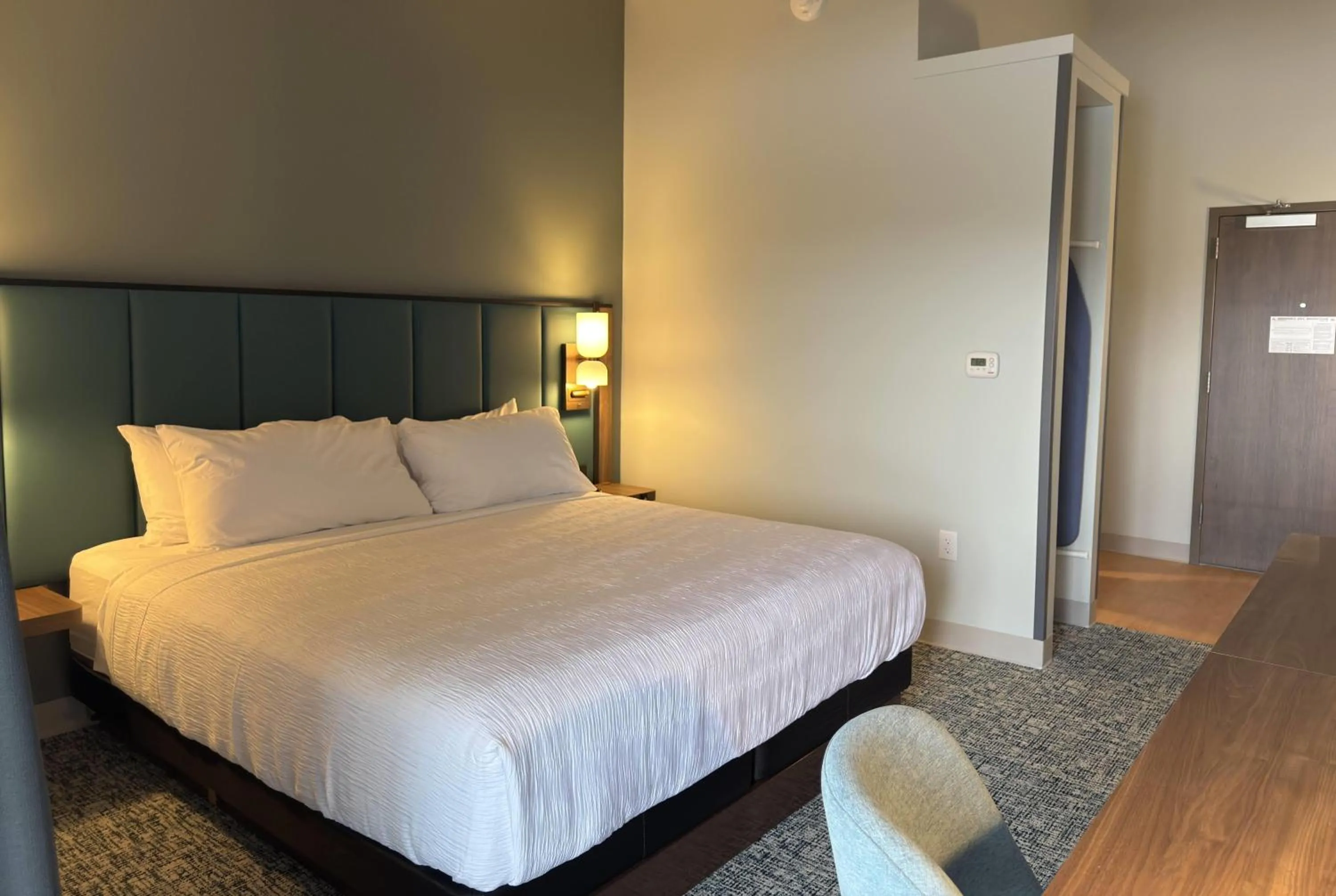 Photo of the whole room, Bed in Wingate by Wyndham Geneva at SPIRE Academy