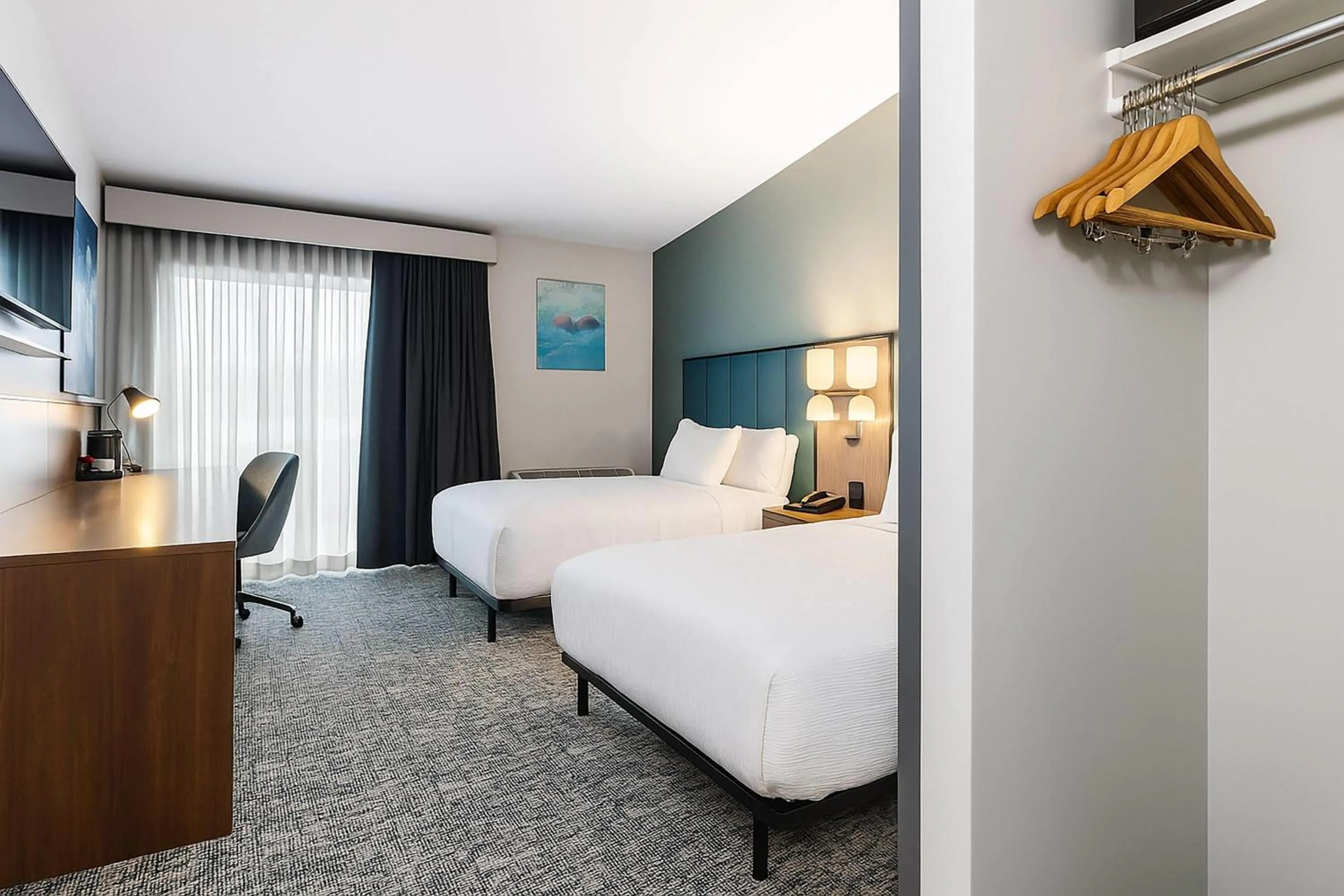 Photo of the whole room, Bed in Wingate by Wyndham Geneva at SPIRE Academy