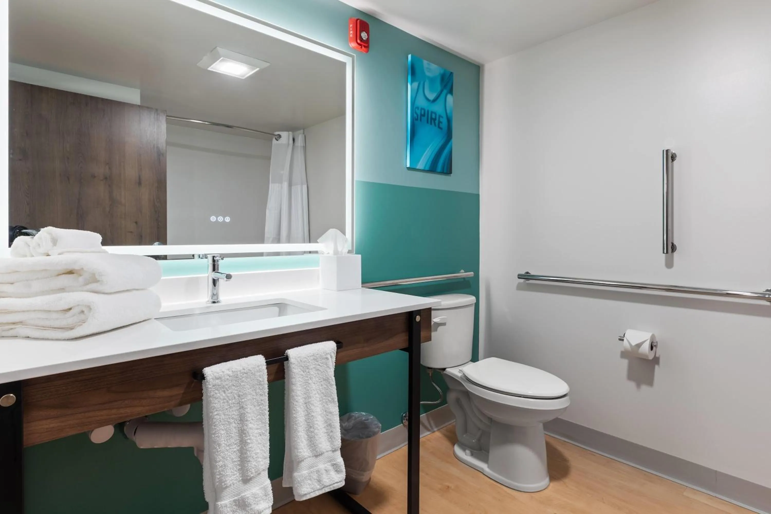 Bathroom in Wingate by Wyndham Geneva at SPIRE Academy