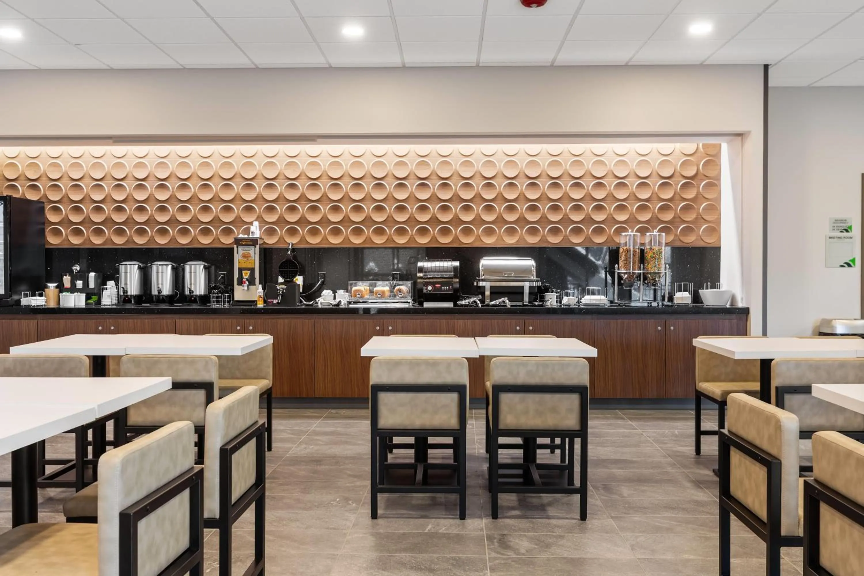 Breakfast in Wingate by Wyndham Geneva at SPIRE Academy