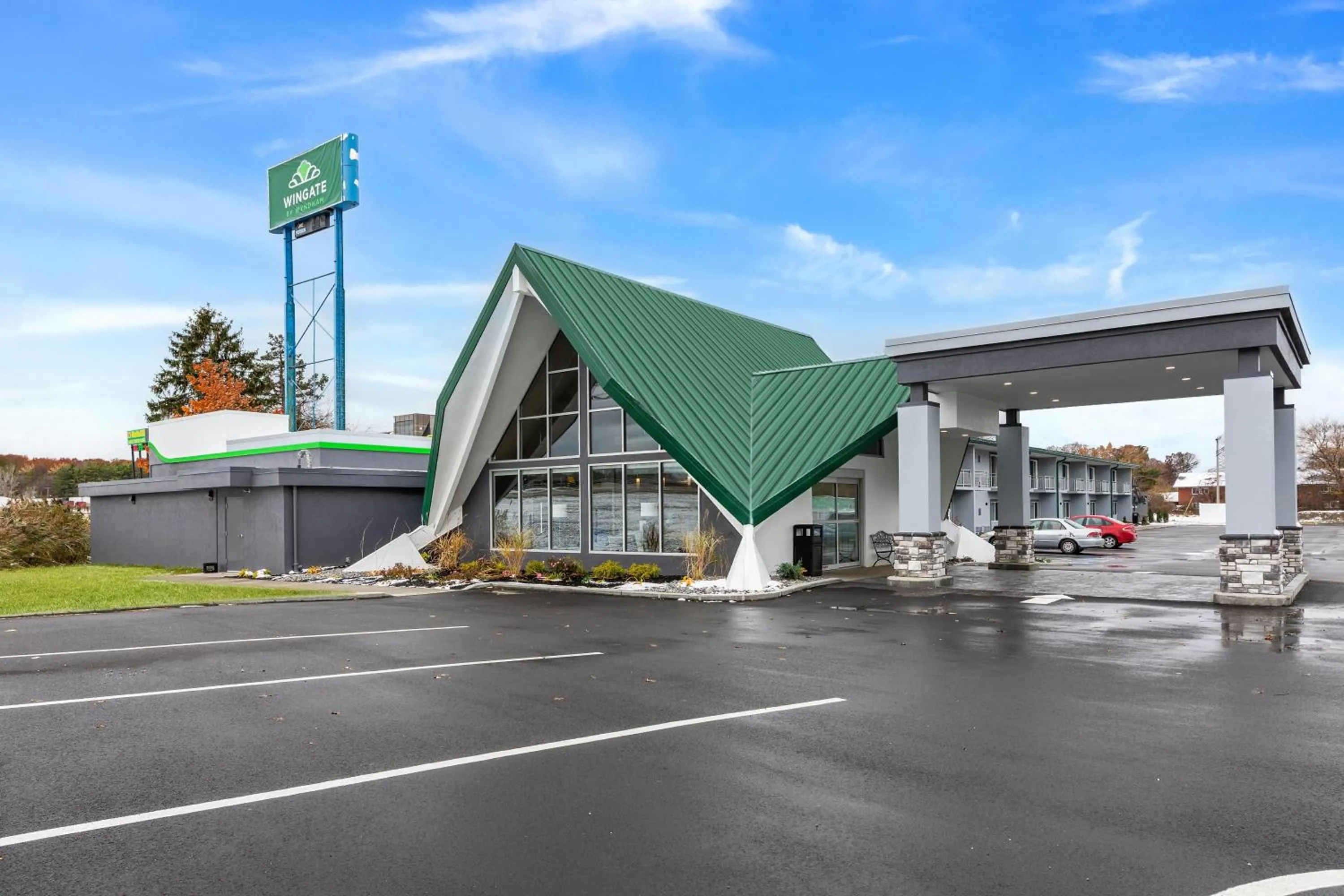 Property building in Wingate by Wyndham Geneva at SPIRE Academy