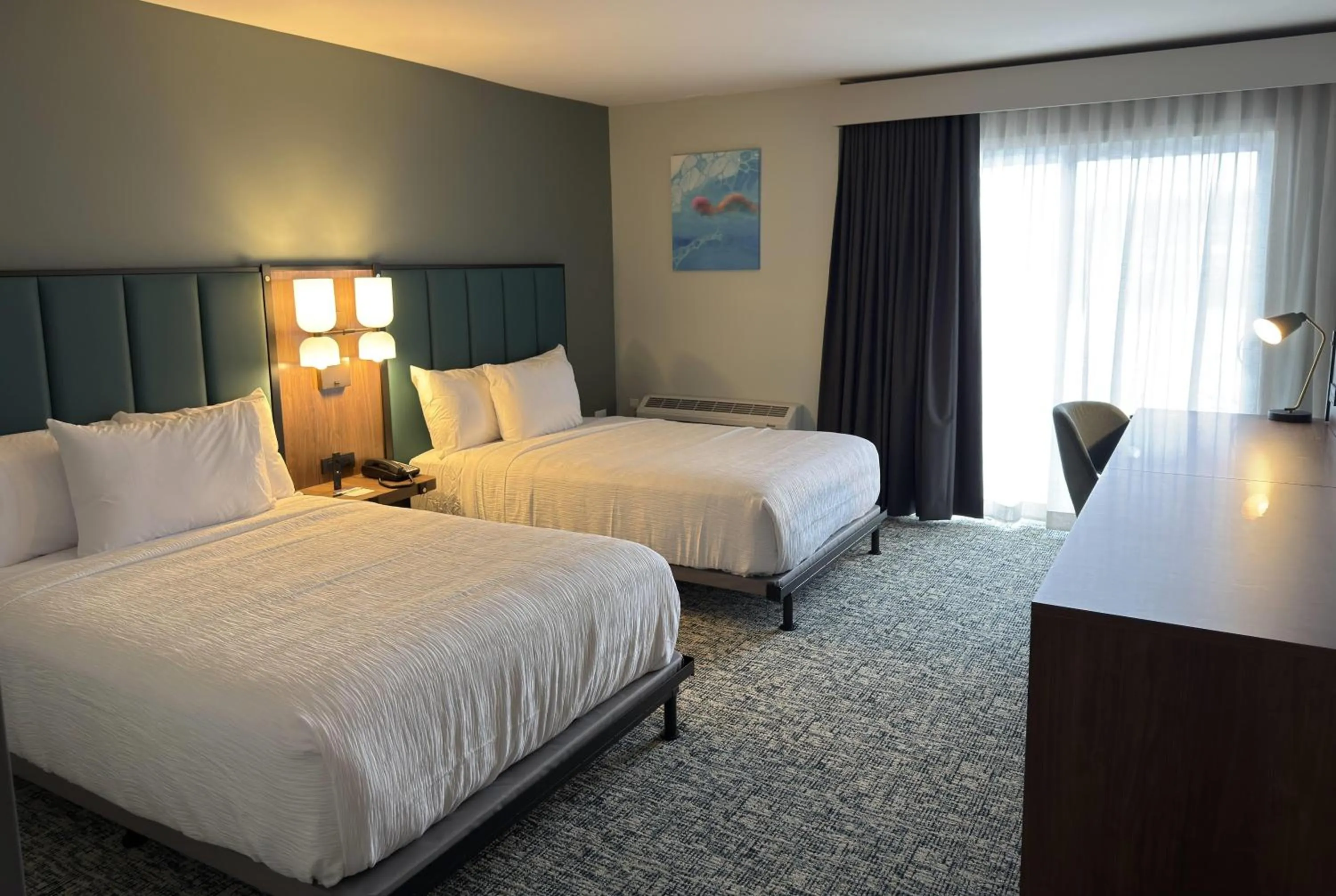 Photo of the whole room, Bed in Wingate by Wyndham Geneva at SPIRE Academy