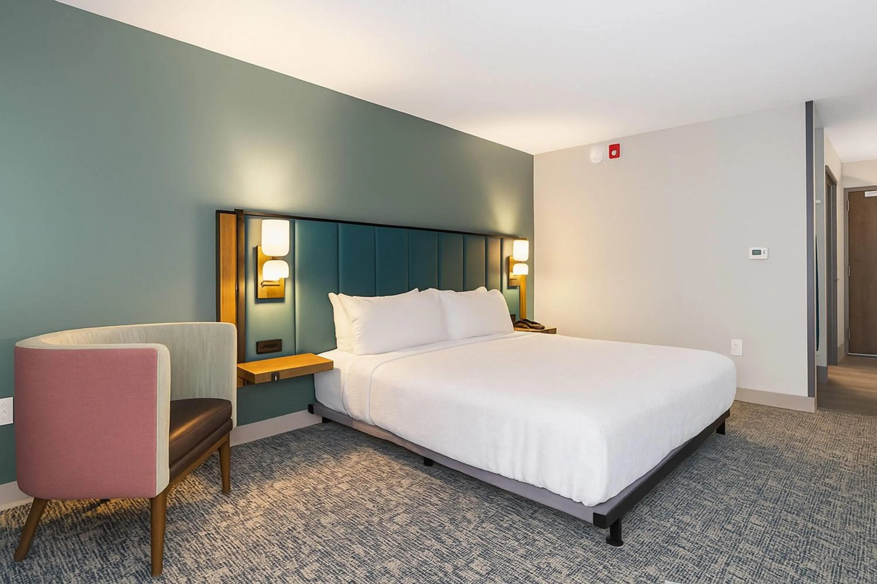 Photo of the whole room, Bed in Wingate by Wyndham Geneva at SPIRE Academy