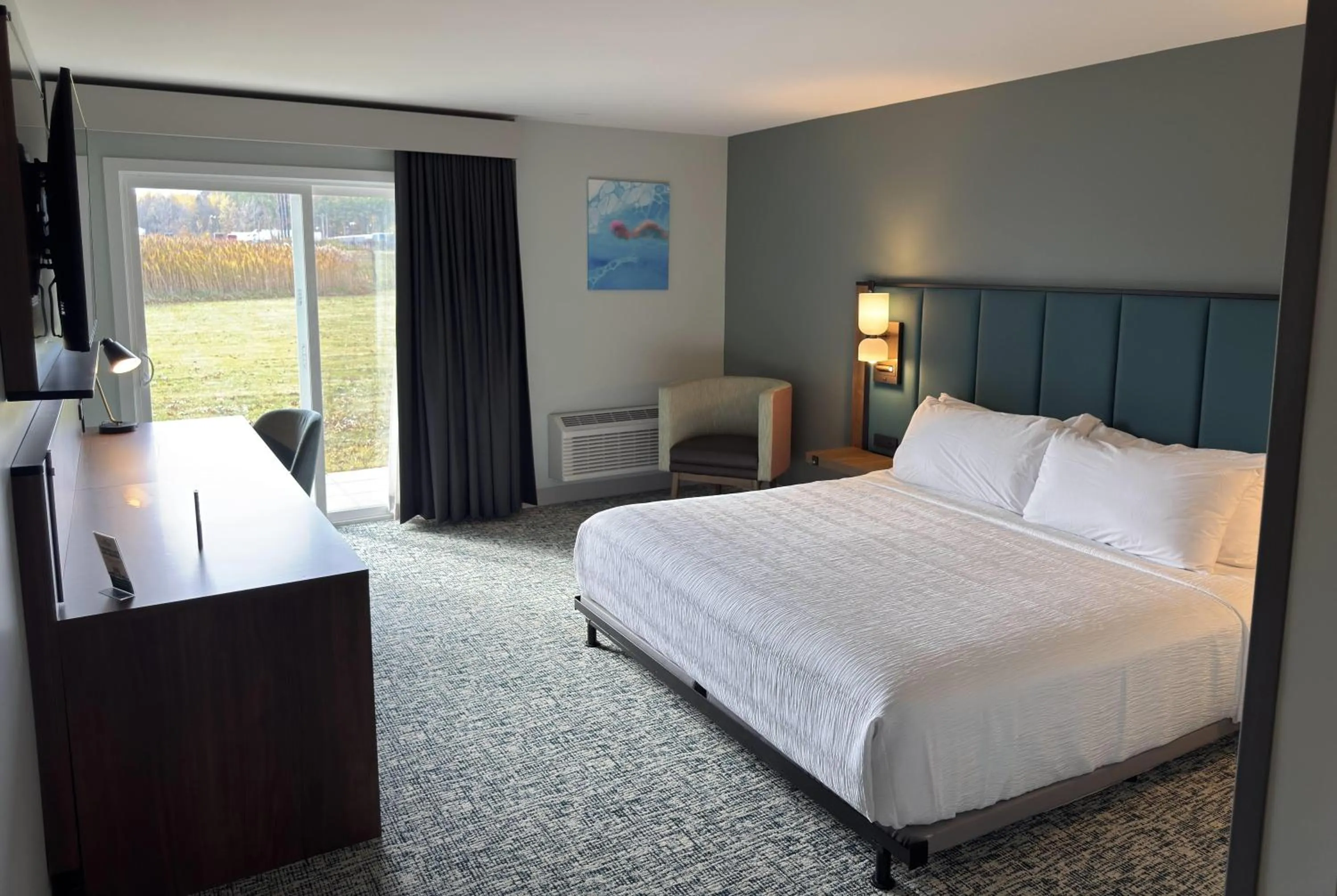 Photo of the whole room, Bed in Wingate by Wyndham Geneva at SPIRE Academy
