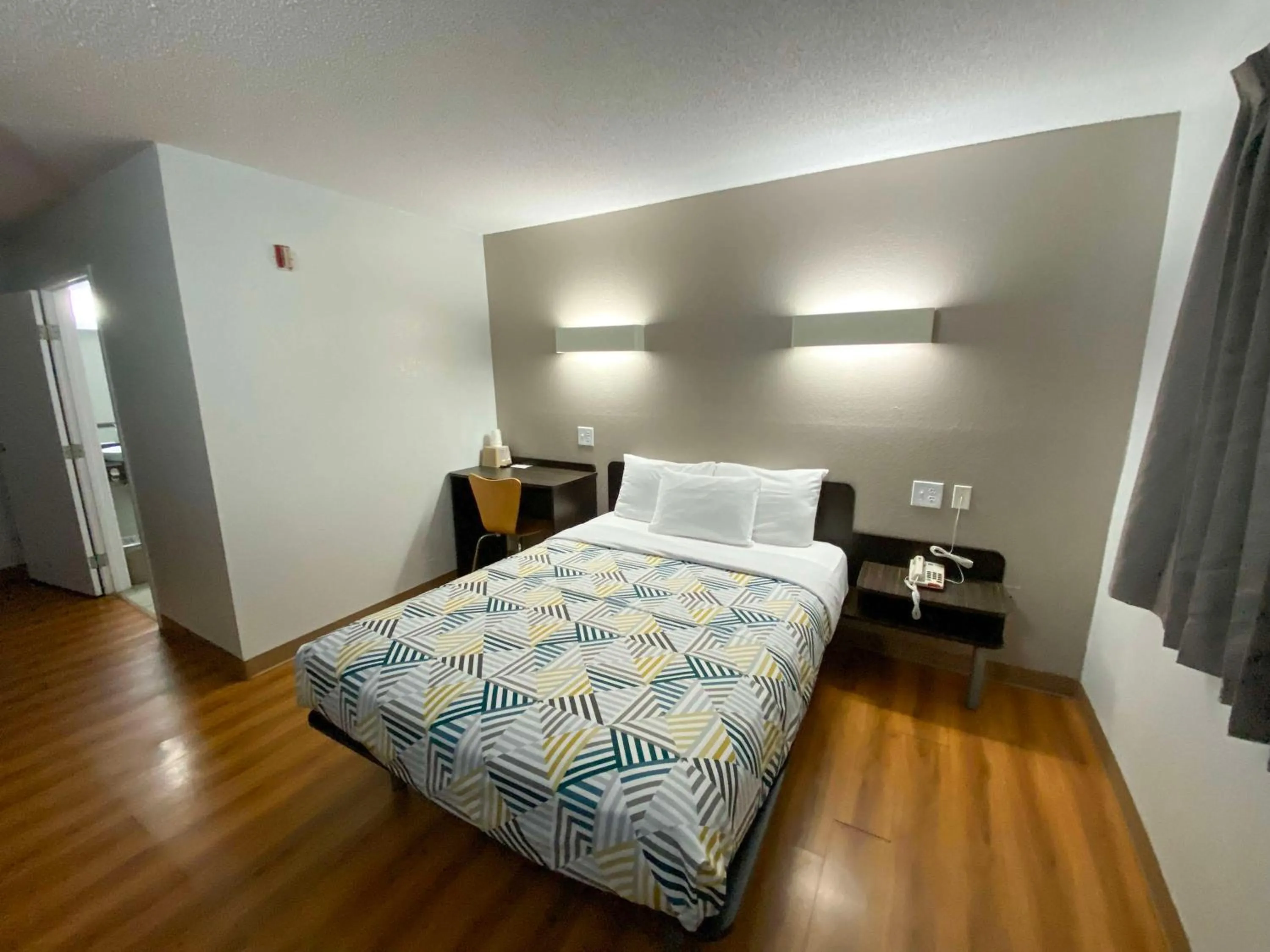 Bedroom, Bed in Motel 6-Salisbury, MD