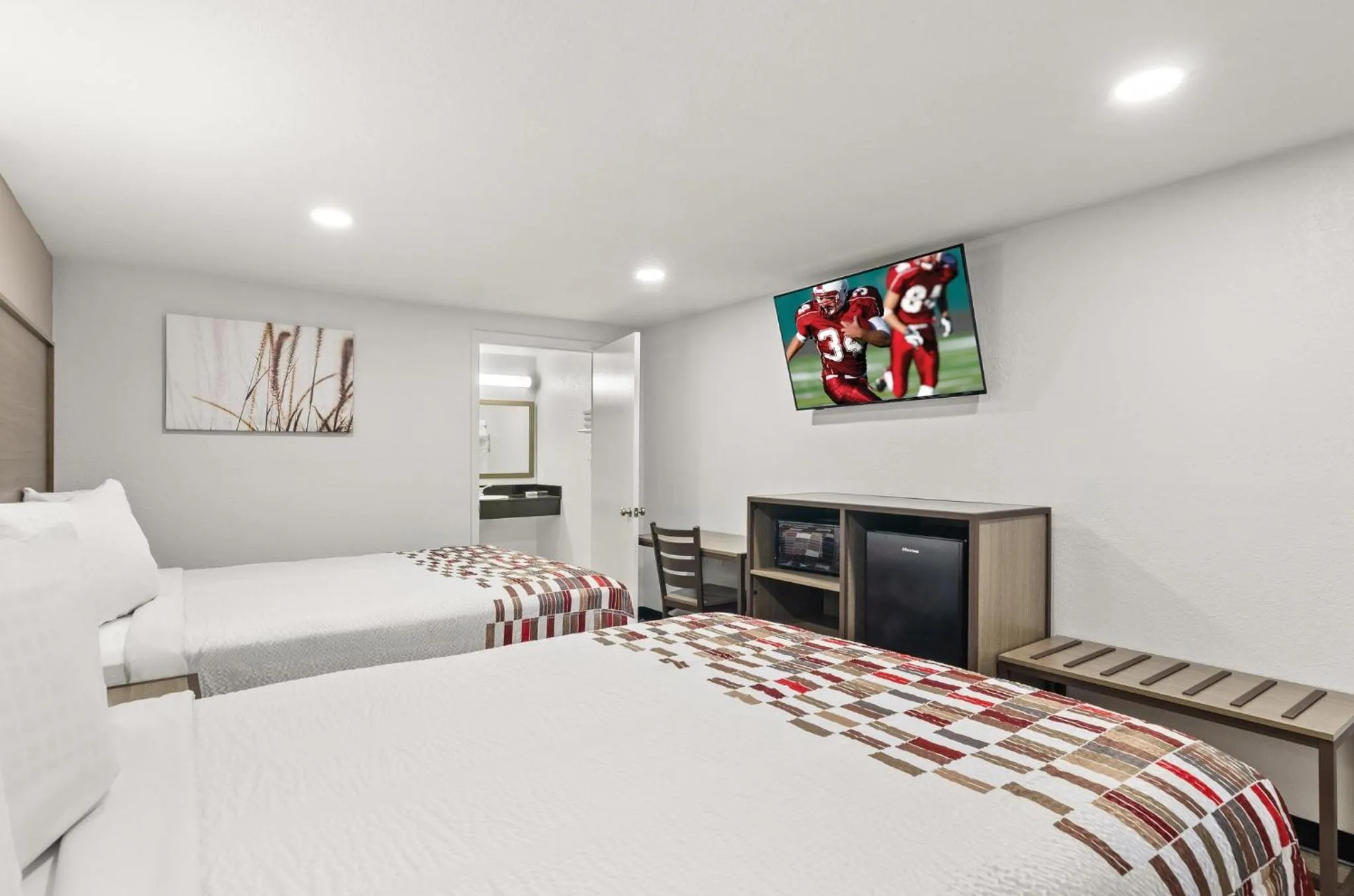 Photo of the whole room, Bed in Red Roof Inn Wytheville