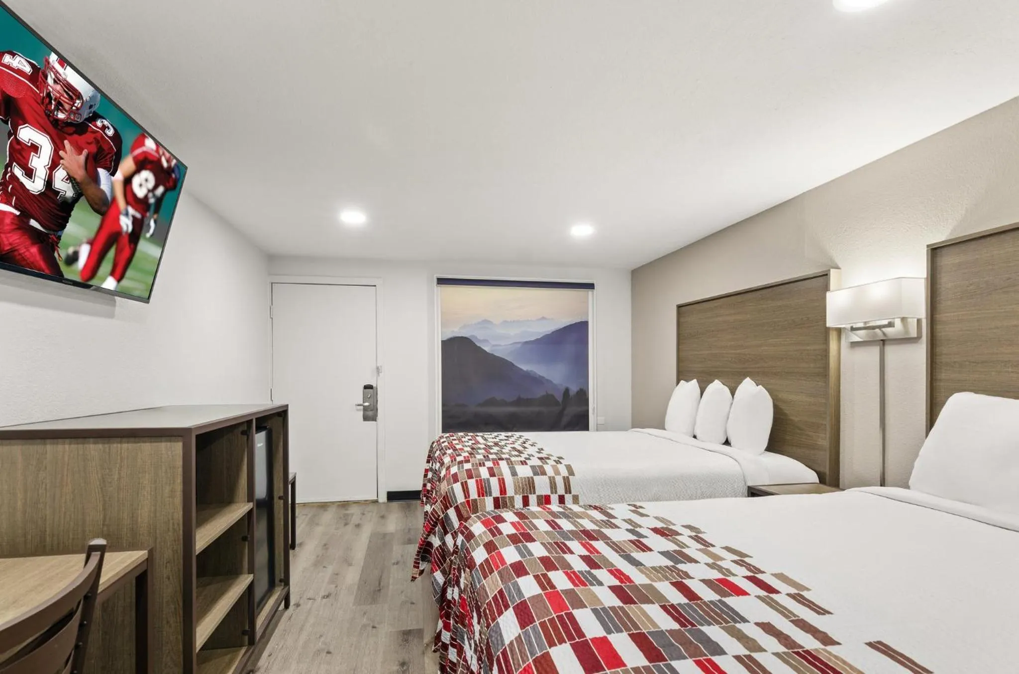 Photo of the whole room, Bed in Red Roof Inn Wytheville