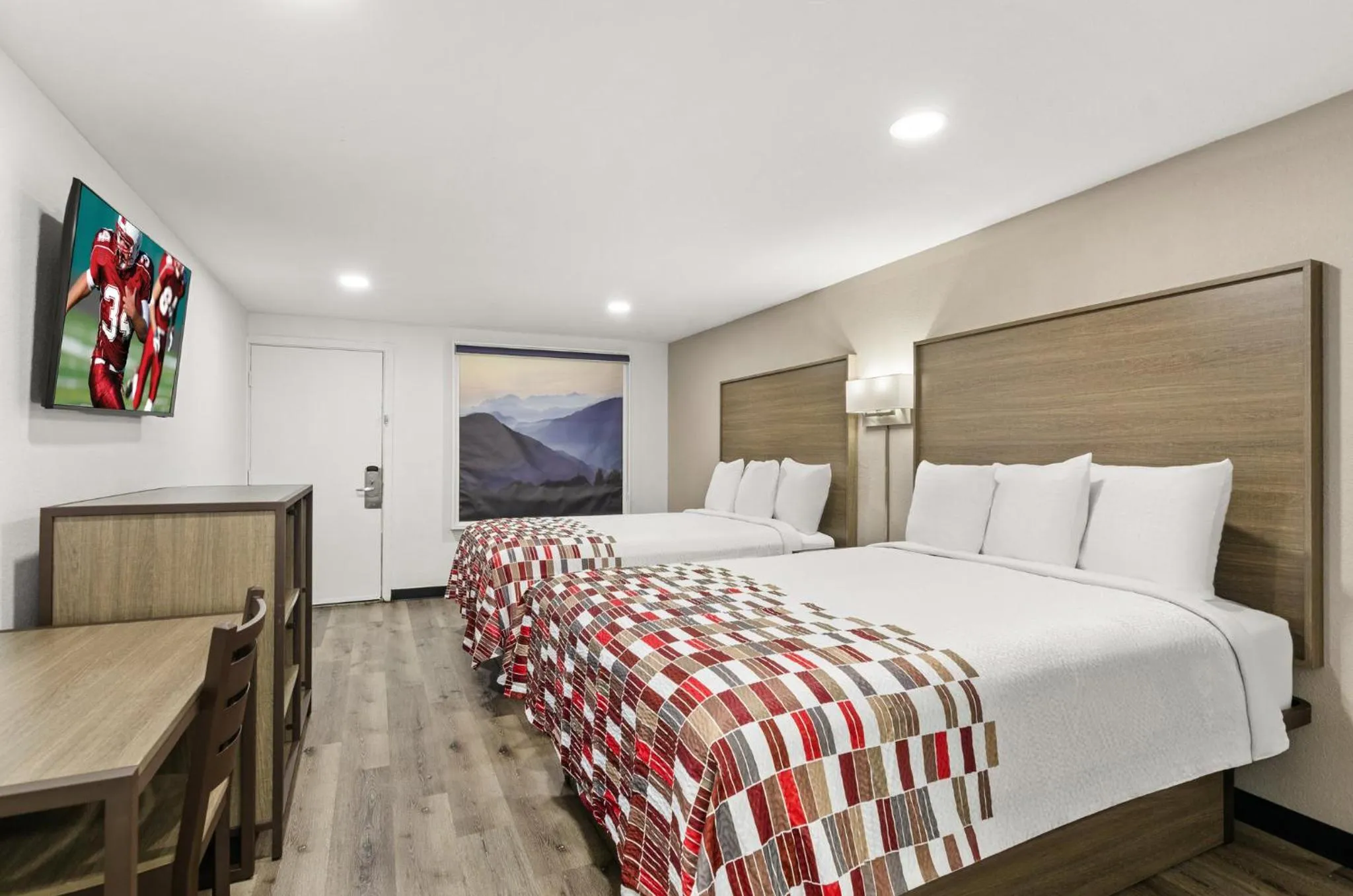 Photo of the whole room, Bed in Red Roof Inn Wytheville