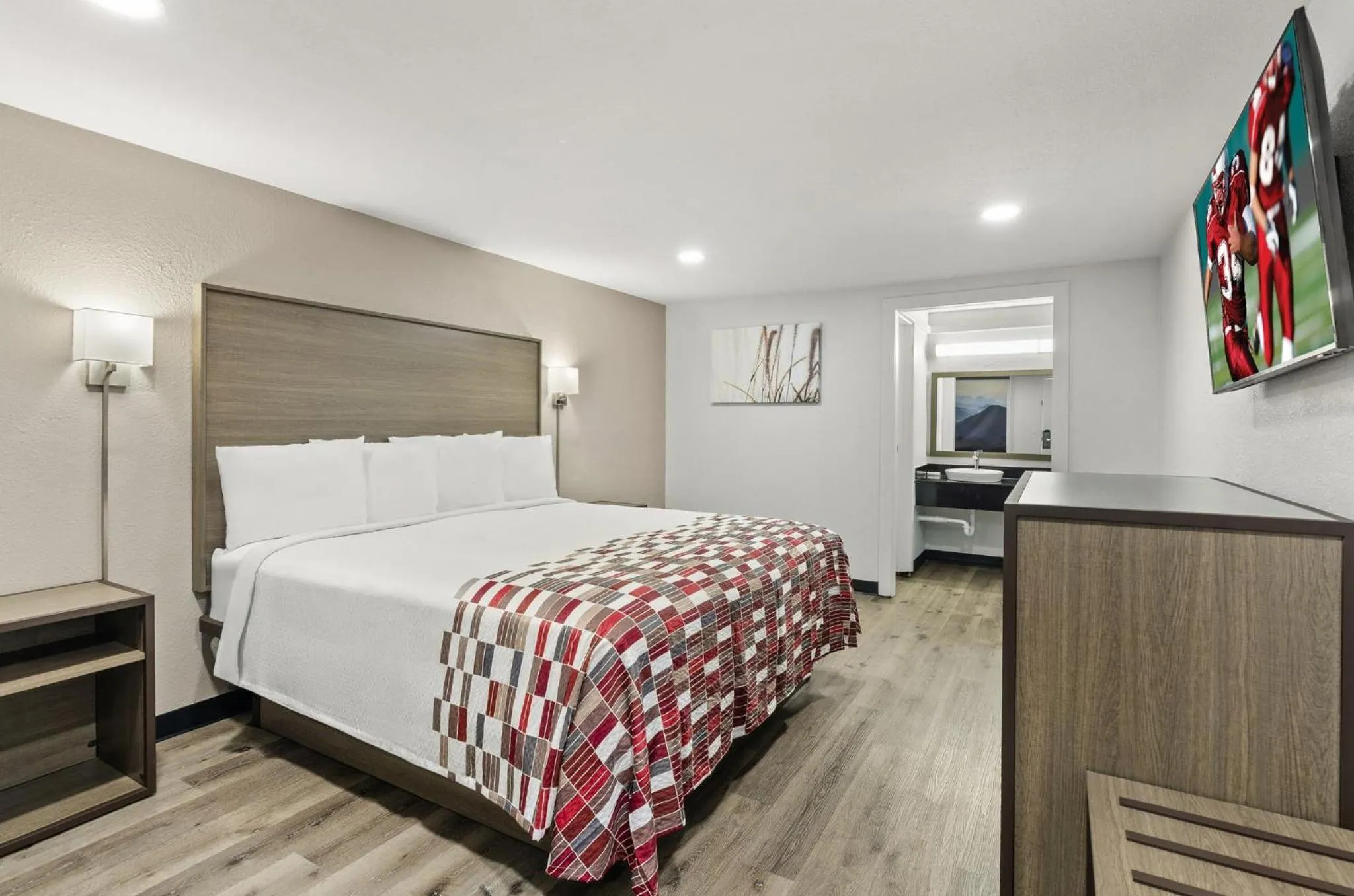 Photo of the whole room, Bed in Red Roof Inn Wytheville