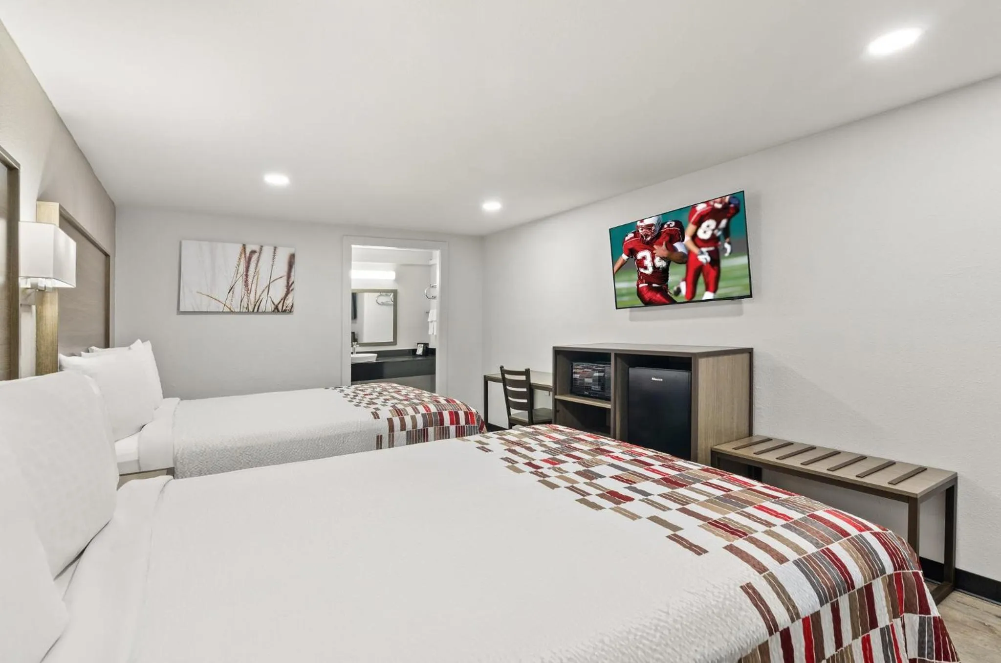 Photo of the whole room, Bed in Red Roof Inn Wytheville