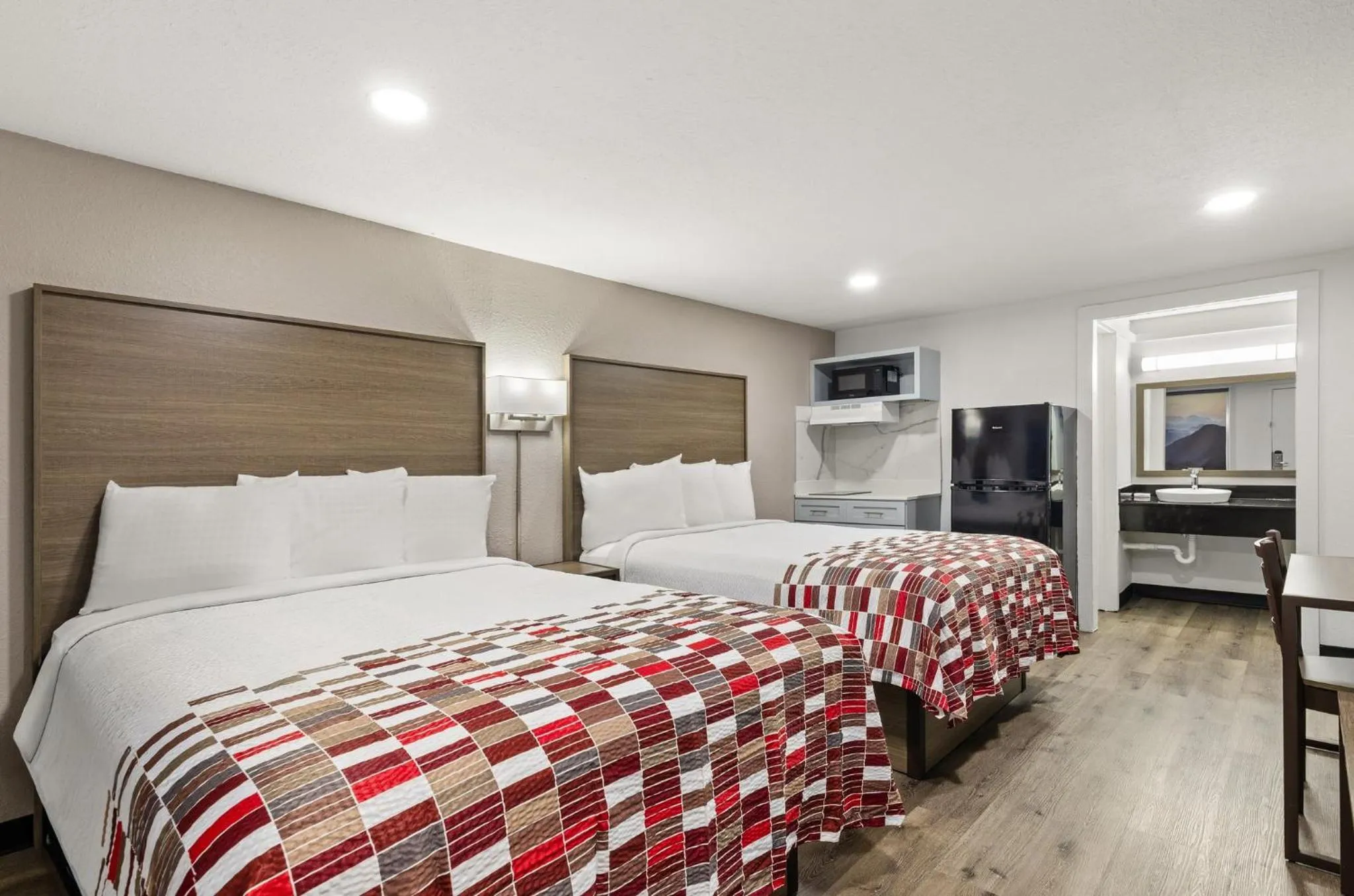 Photo of the whole room, Bed in Red Roof Inn Wytheville