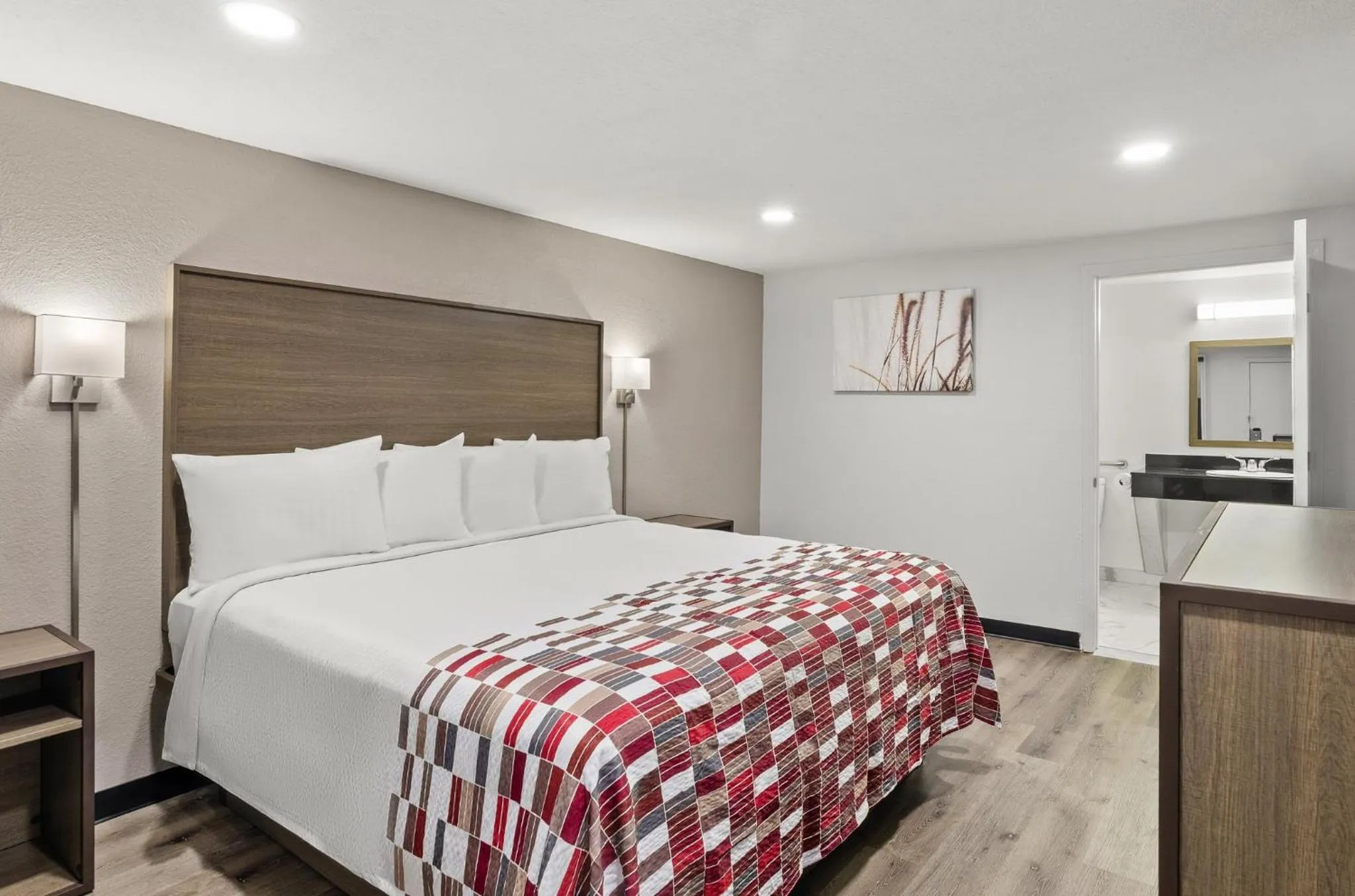 Photo of the whole room, Bed in Red Roof Inn Wytheville