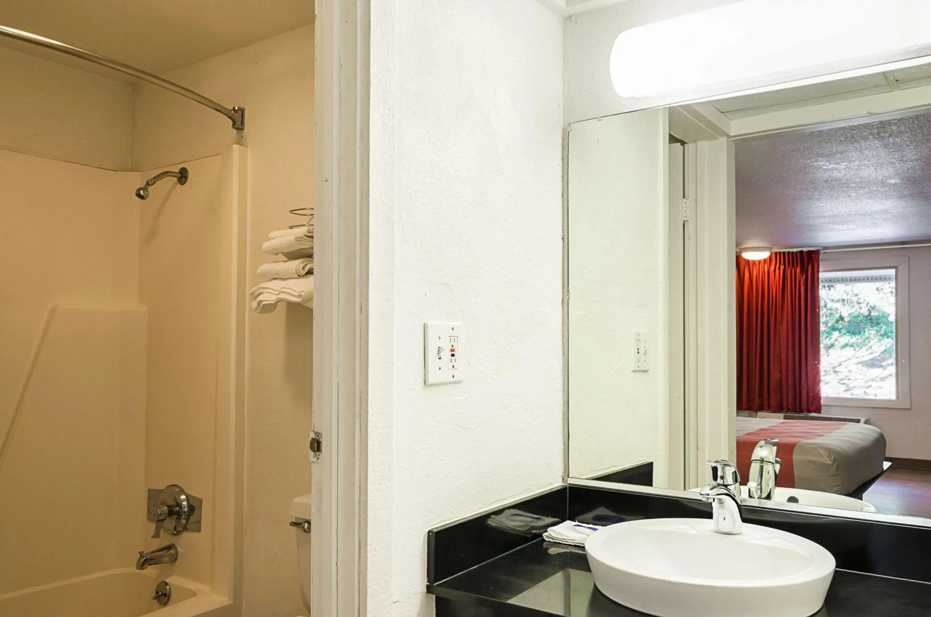 Shower in Rodeway Inn