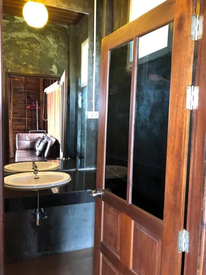 Bathroom in Itsara bungalow