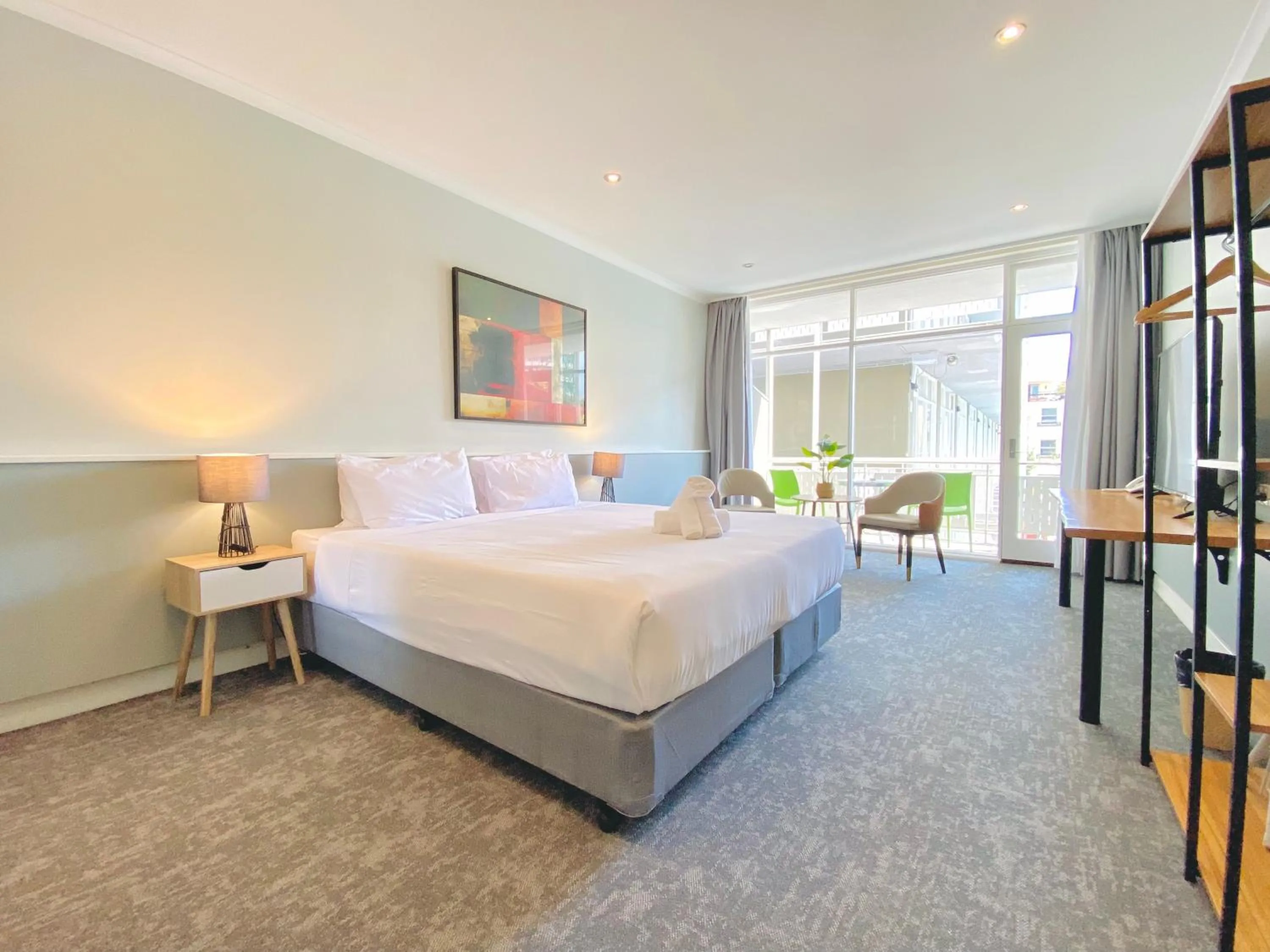 Balcony/Terrace, Bed in Park Inn by Radisson Melbourne Carlton