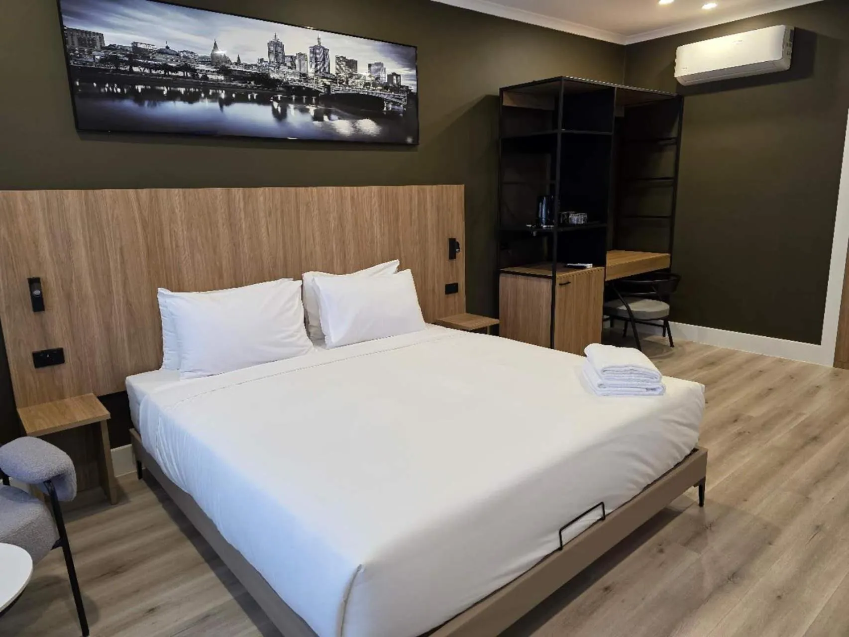 Bed in Park Inn by Radisson Melbourne Carlton