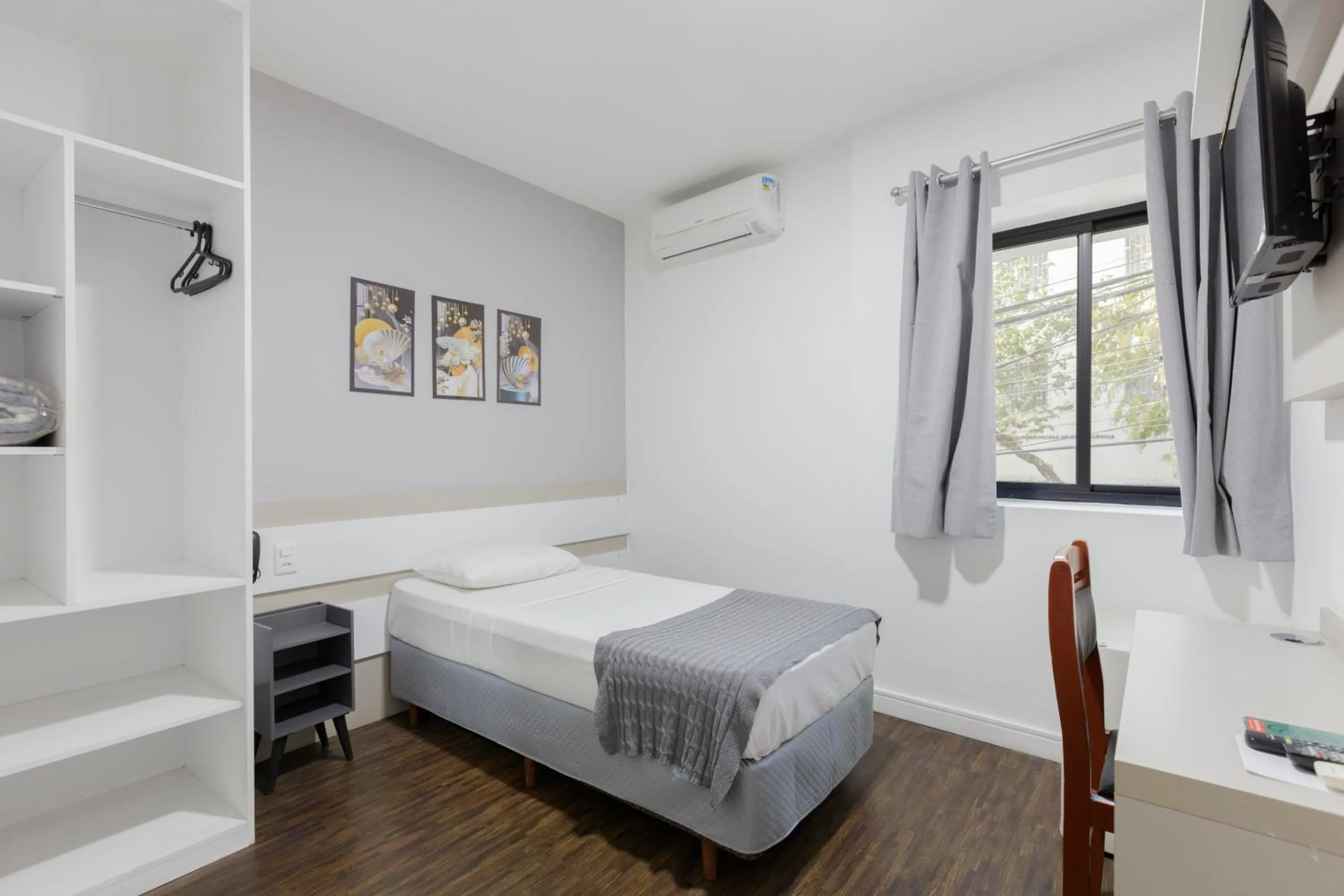 Photo of the whole room, Bed in Cardim Plaza Hotel