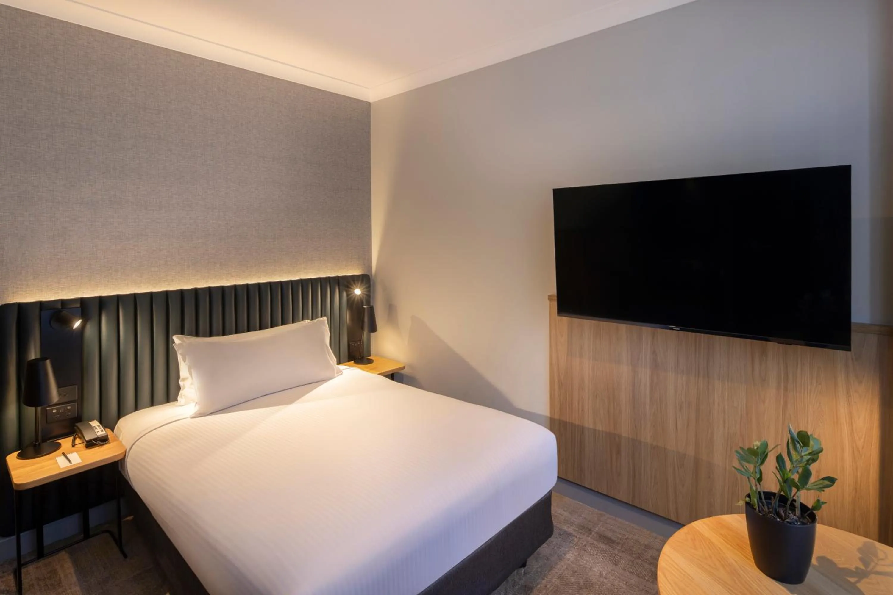 Bedroom, Bed in Novotel Sydney City Centre