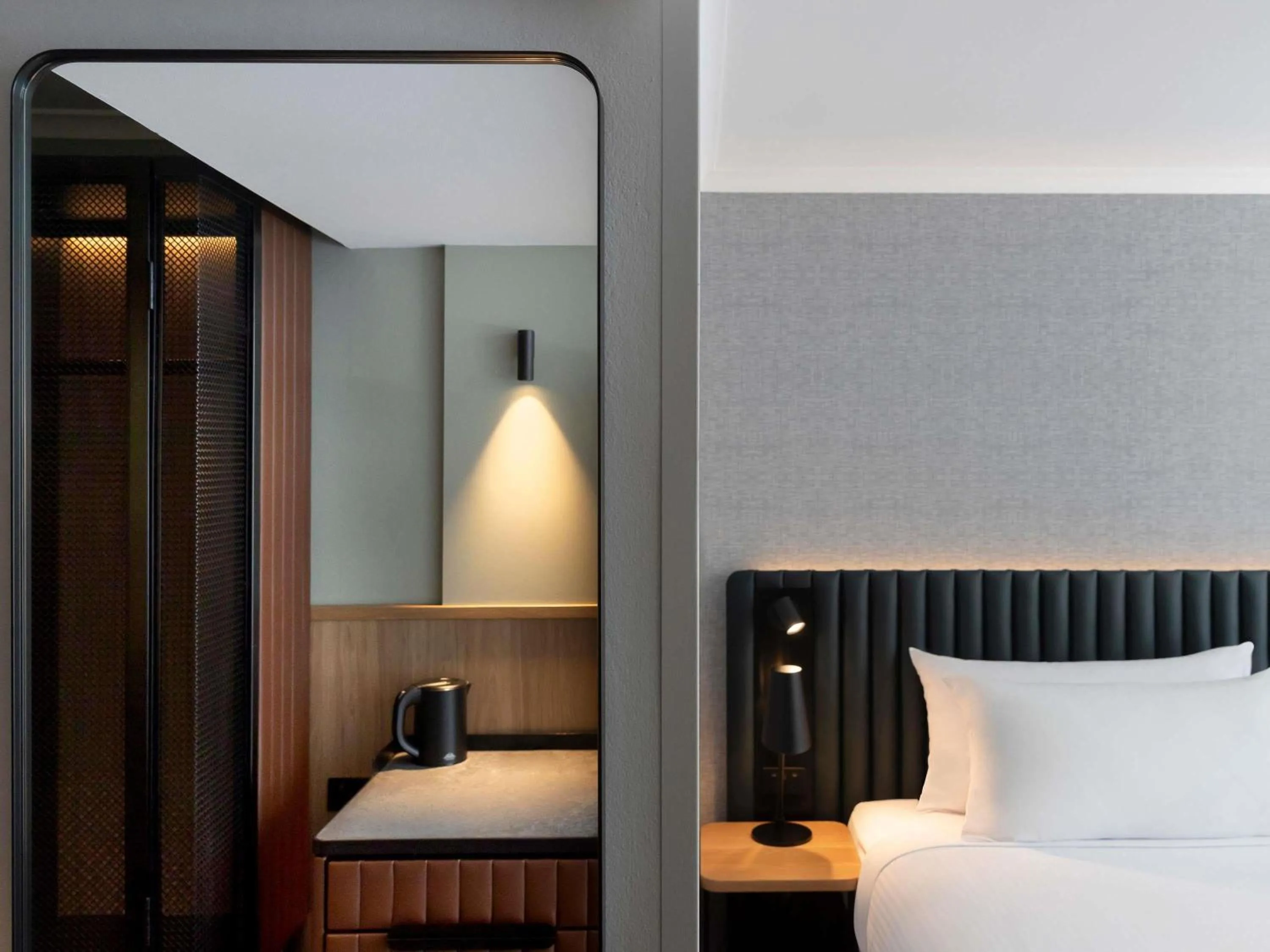 Bedroom, Bed in Novotel Sydney City Centre