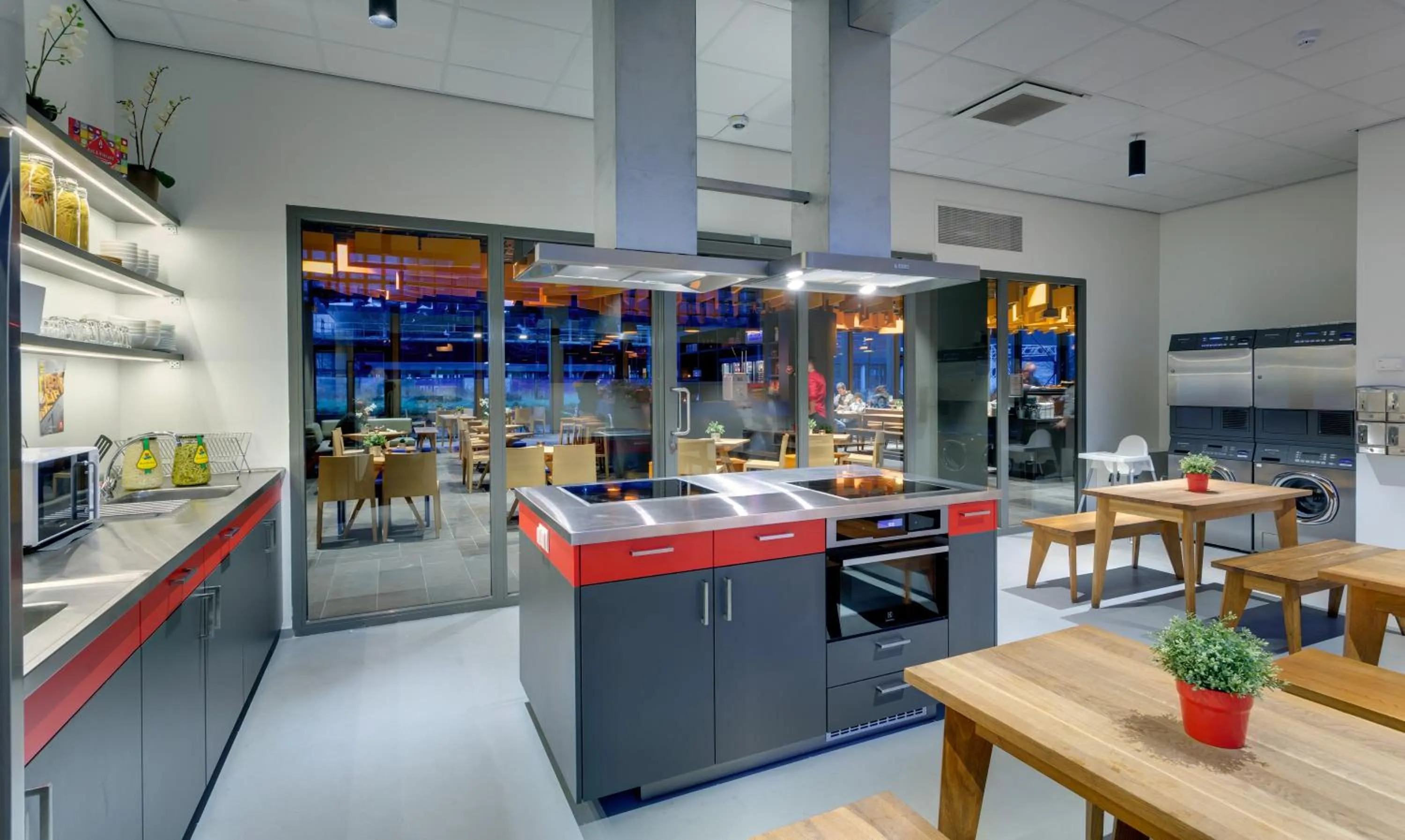 Communal kitchen in MEININGER Hotel Amsterdam City West