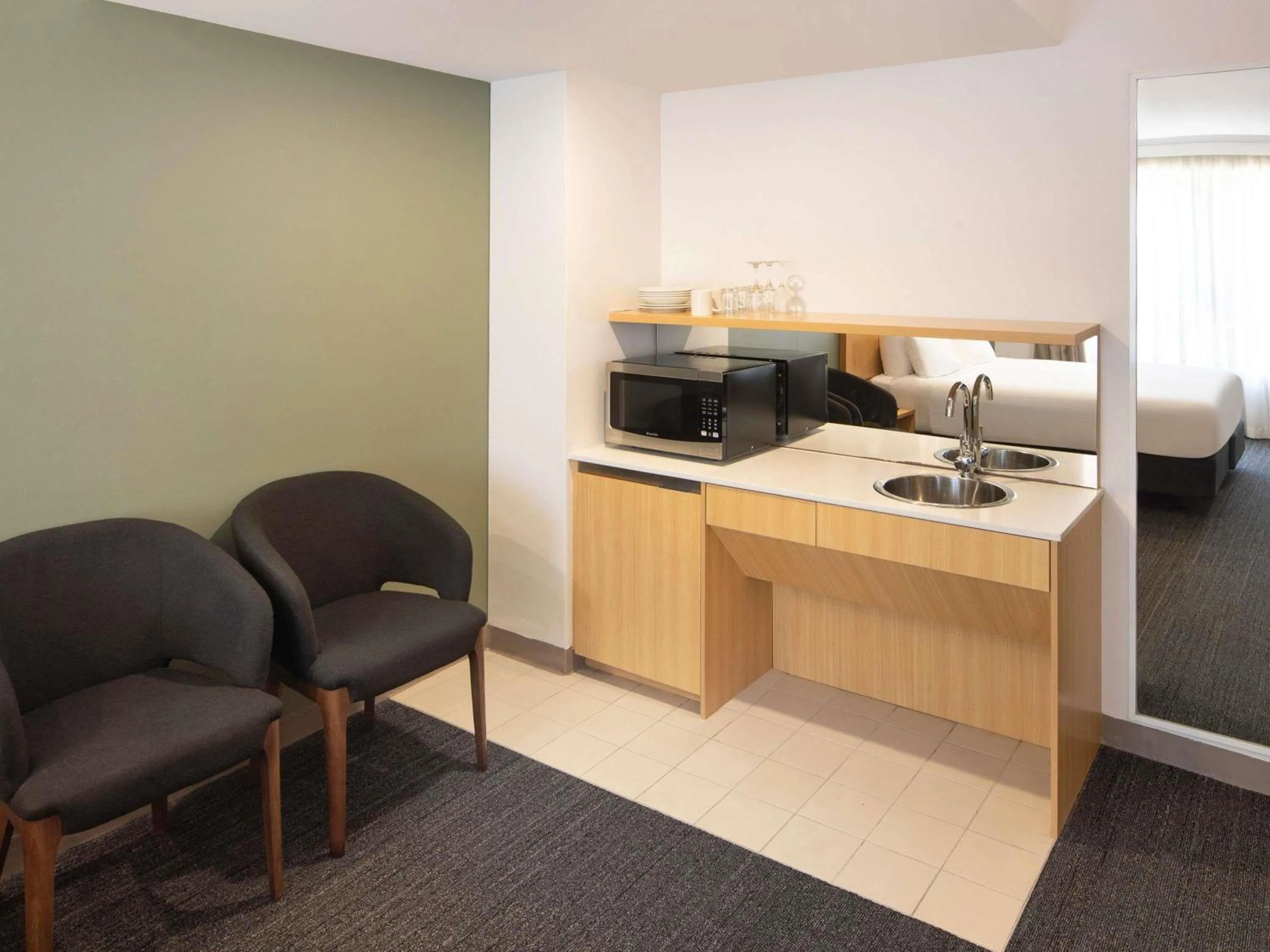 Kitchen or kitchenette in Mercure Sydney Macquarie Park