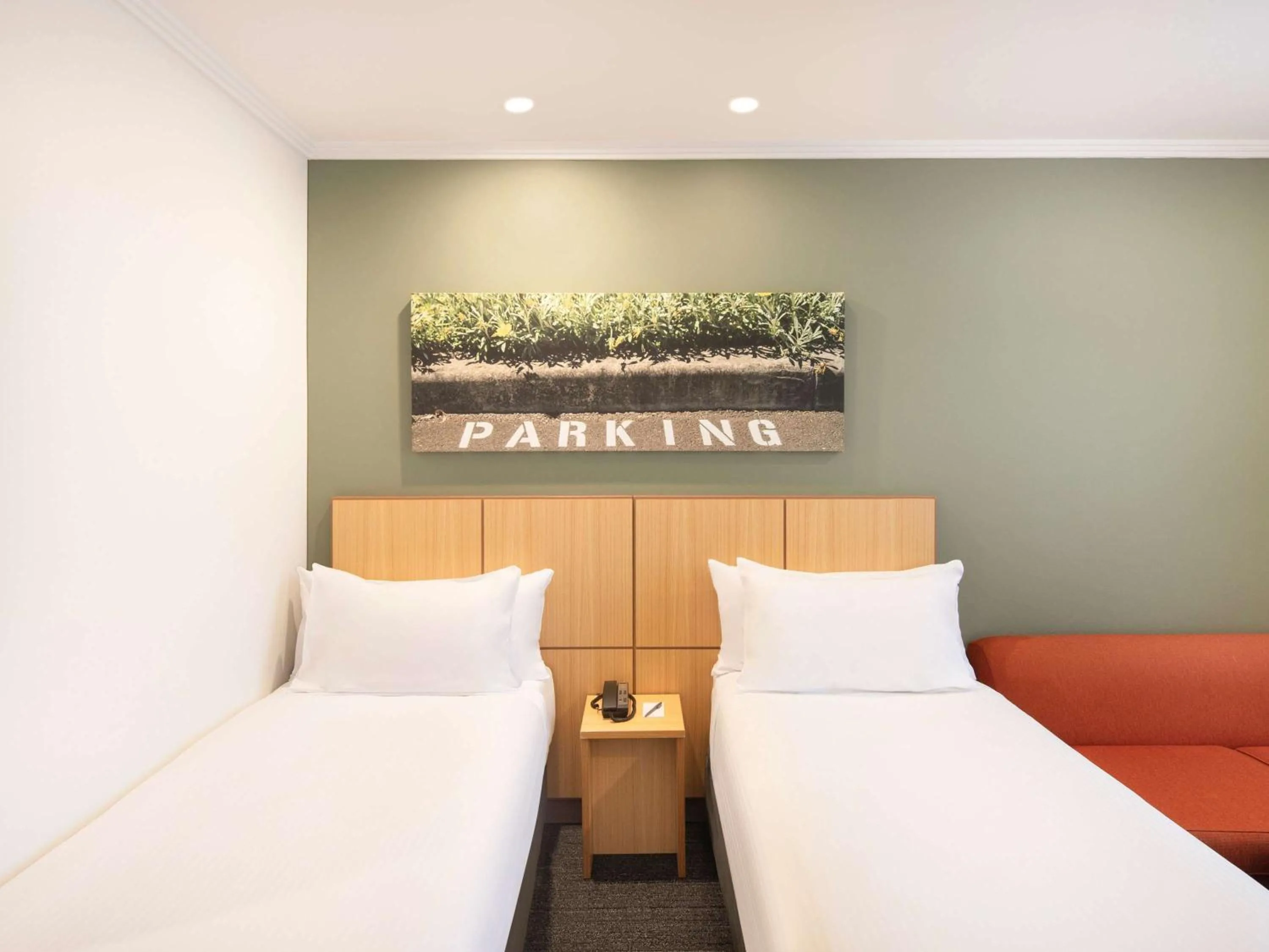 Deluxe Twin Room in Mercure Melbourne Southbank