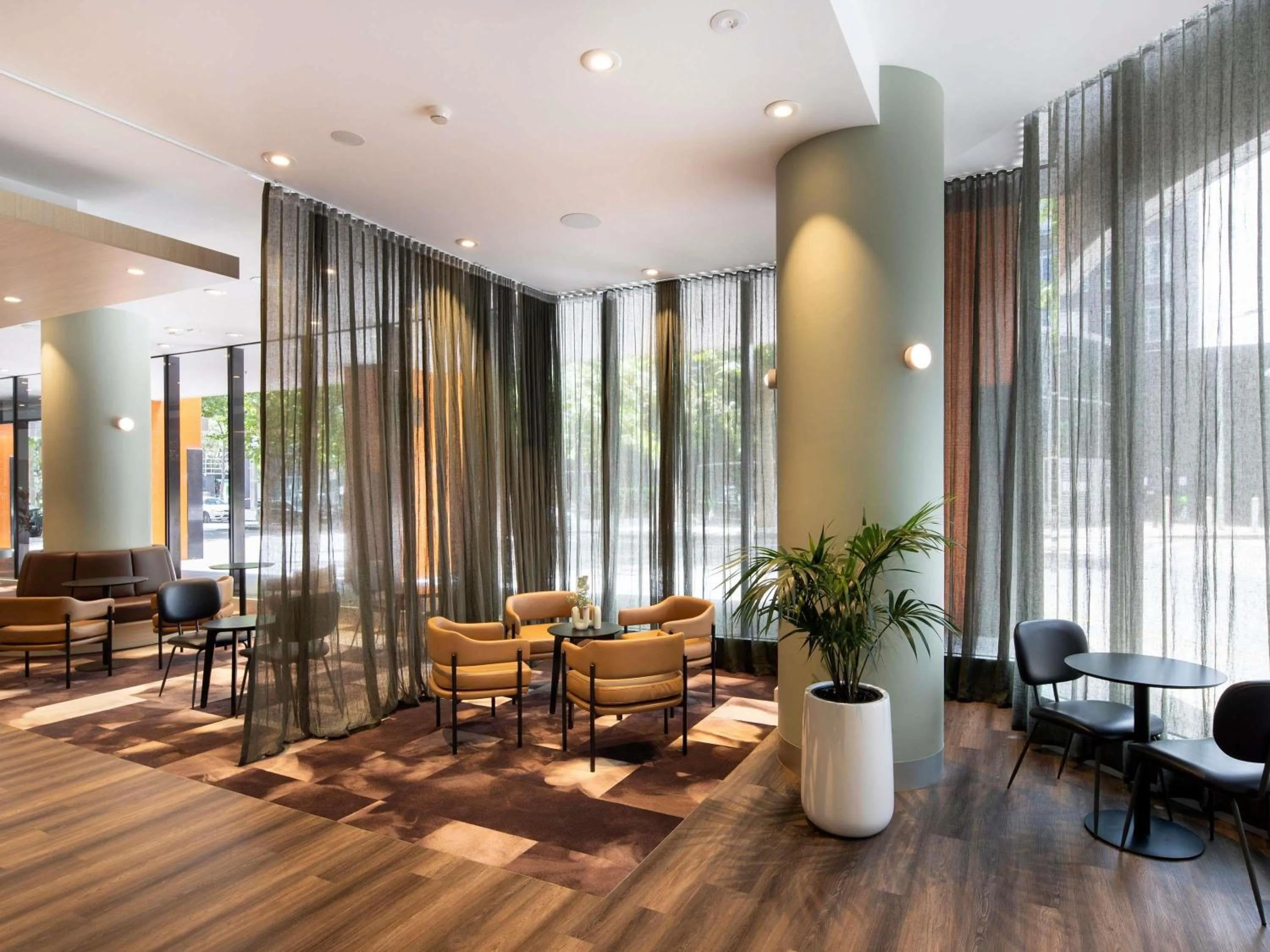 Property building in Mercure Melbourne Southbank